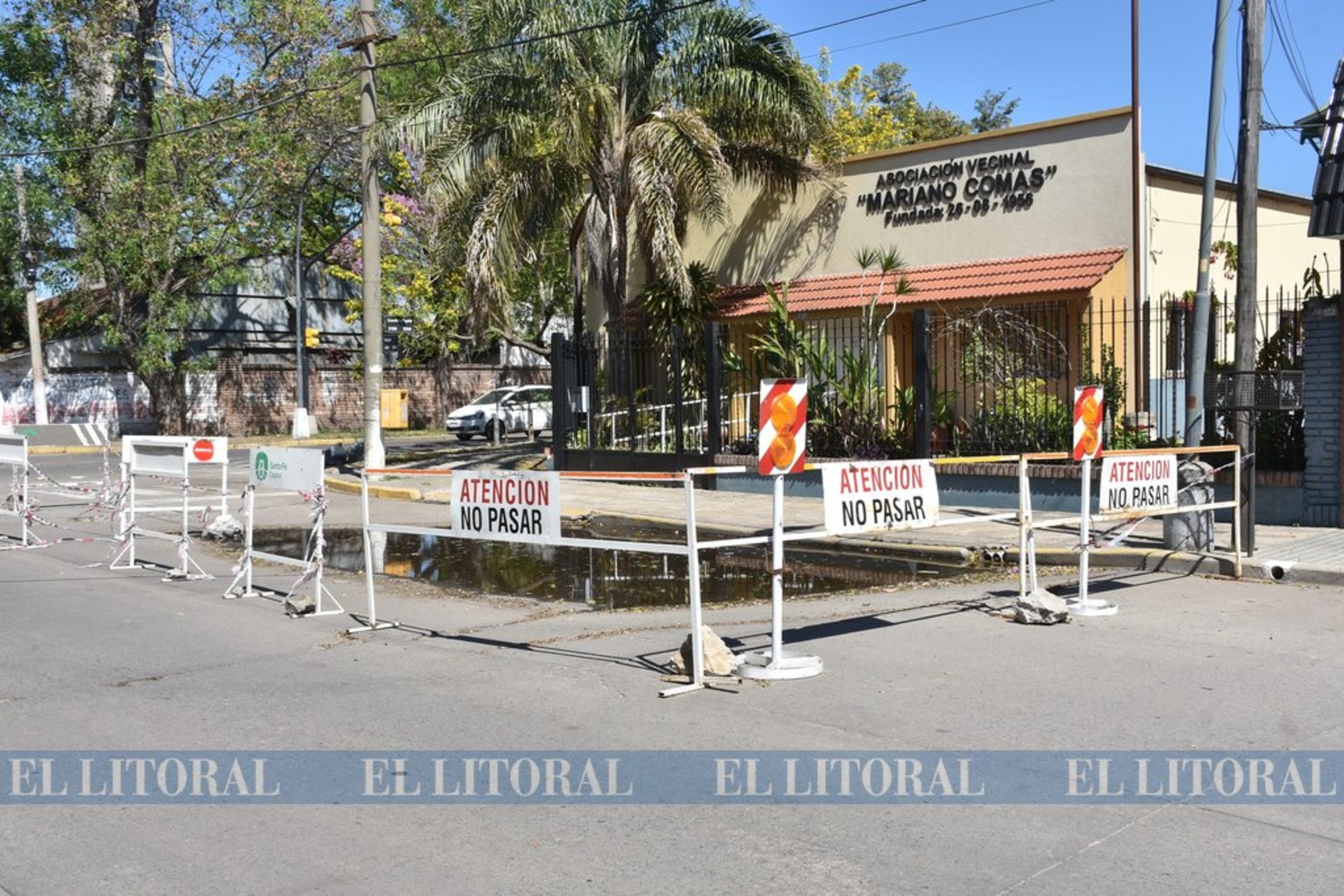 Los hundimientos en esta zona son frecuentes. Desde la década del 70, el socavón de Urquiza y Cándido Pujato viene 'derrumbando' cada intento de reparación y generando insistentes e históricos reclamos de los vecinos.