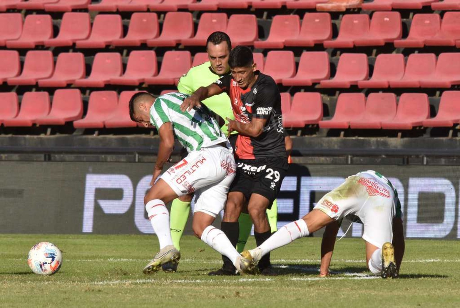 Colón empató 0 a 0 con Argentino y sigue invicto y puntero en el torneo de la liga profesional de fútbol.