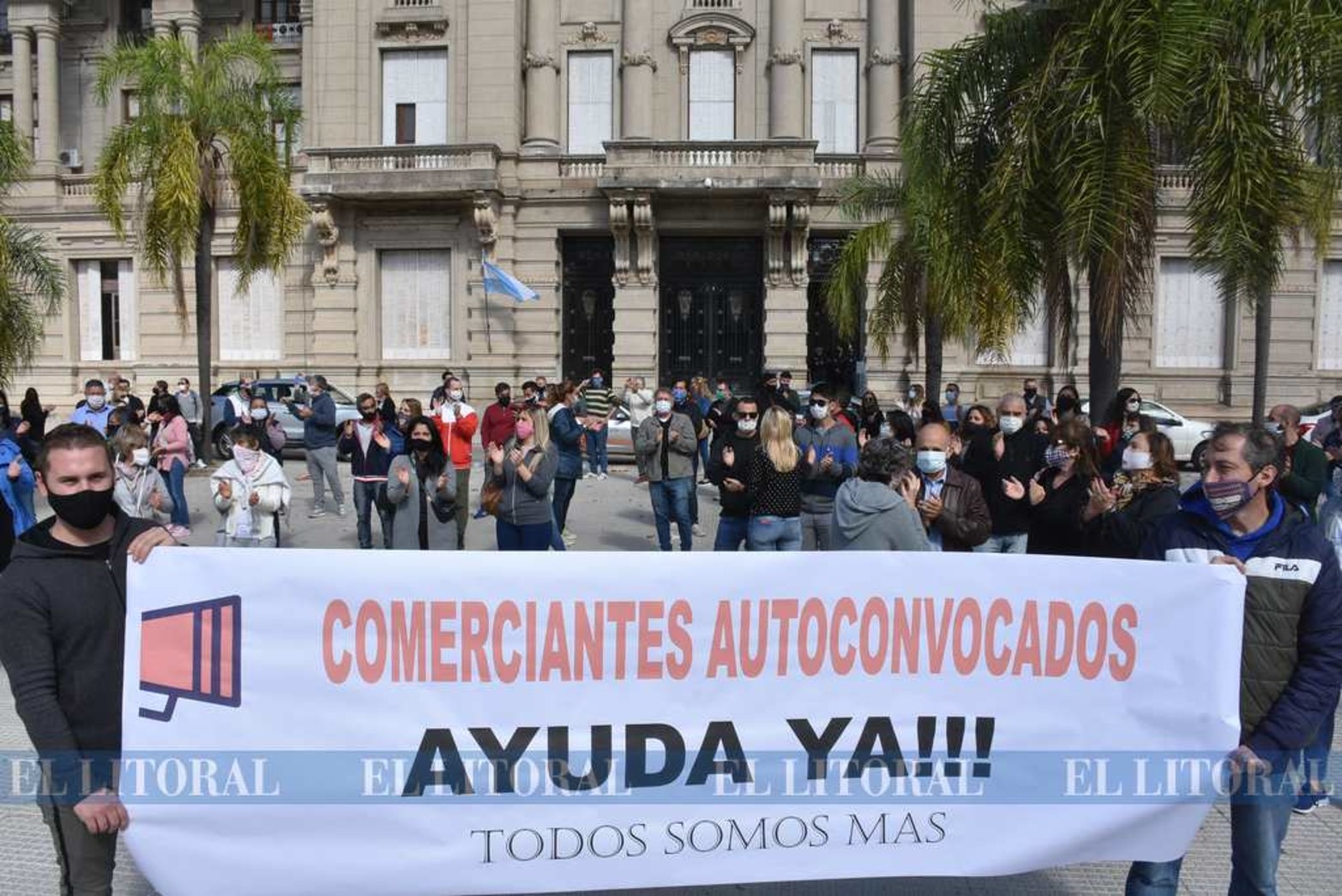 Crítica situación. Comerciantes y empresarios locales se autoconvocaron frente a la casa de Gobierno hoy a mediodía.
