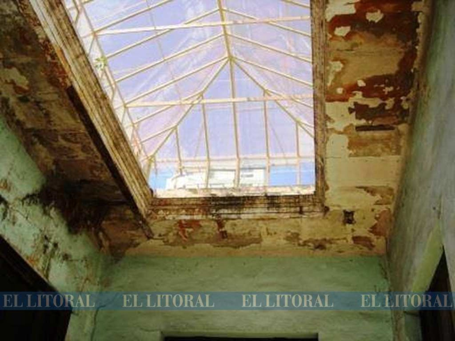 Restauración claraboya del primer piso a cargo de Lucio Hernández.