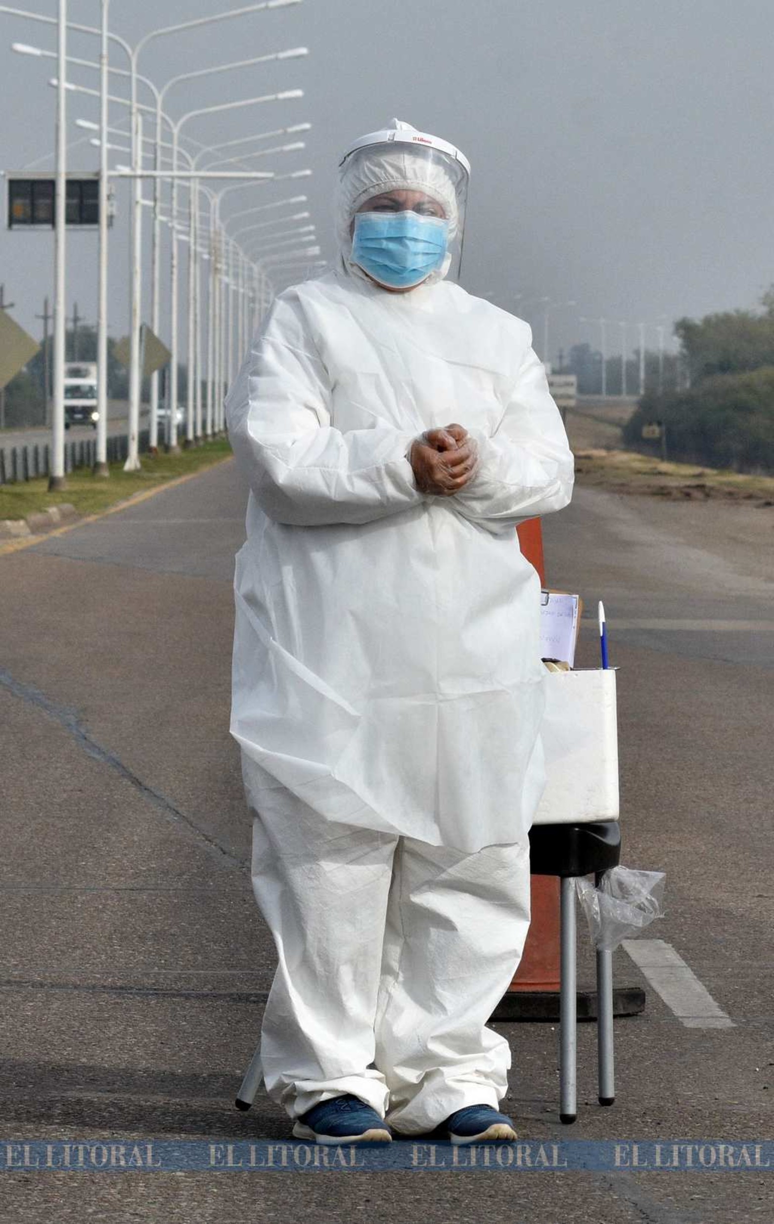 En el túnel Subfluvial no se exige el análisis de isopado por 72 horas. Sí, el control ahora es uno por uno los autos y camiones. Está también la Cruz Roja en los controles junto a la Policía de Seguridad Vial de provincia.