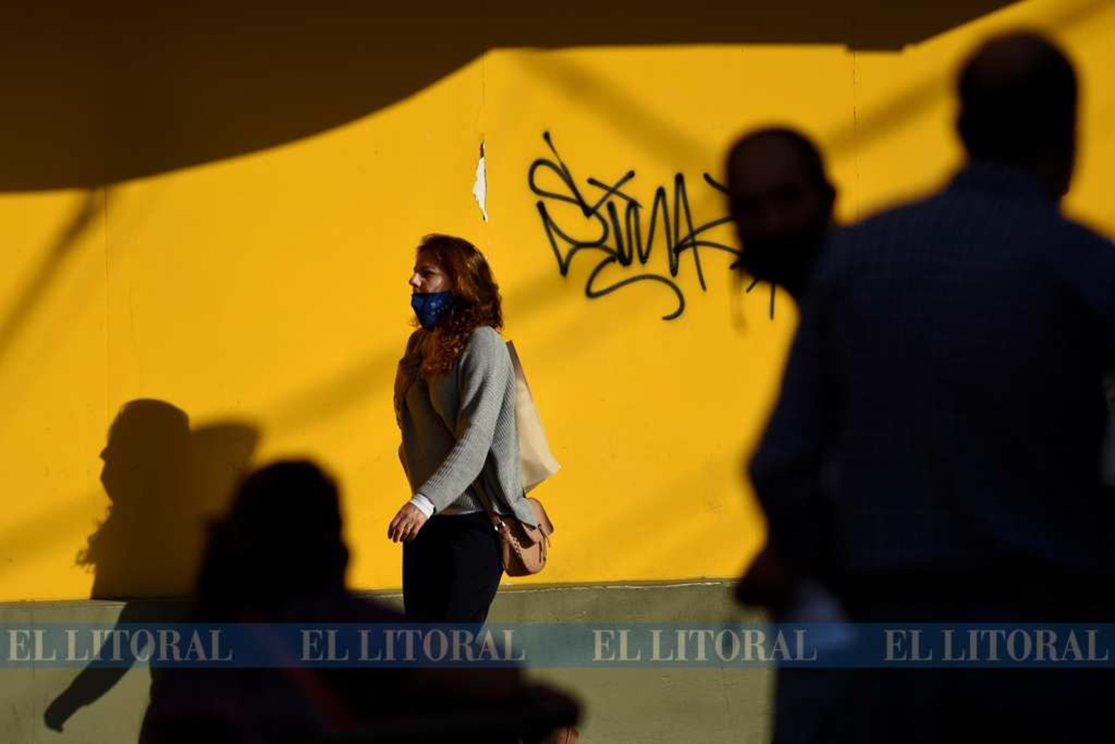 Enemigo invisible. Las estadísticas en nuestro país marcan que el 40 por ciento de los infectados del virus de Covid-19 son asintomáticos. Es muy difícil controlar la circulación por más que se intente restringir actividades. Aprender a convivir con el es el desafío.