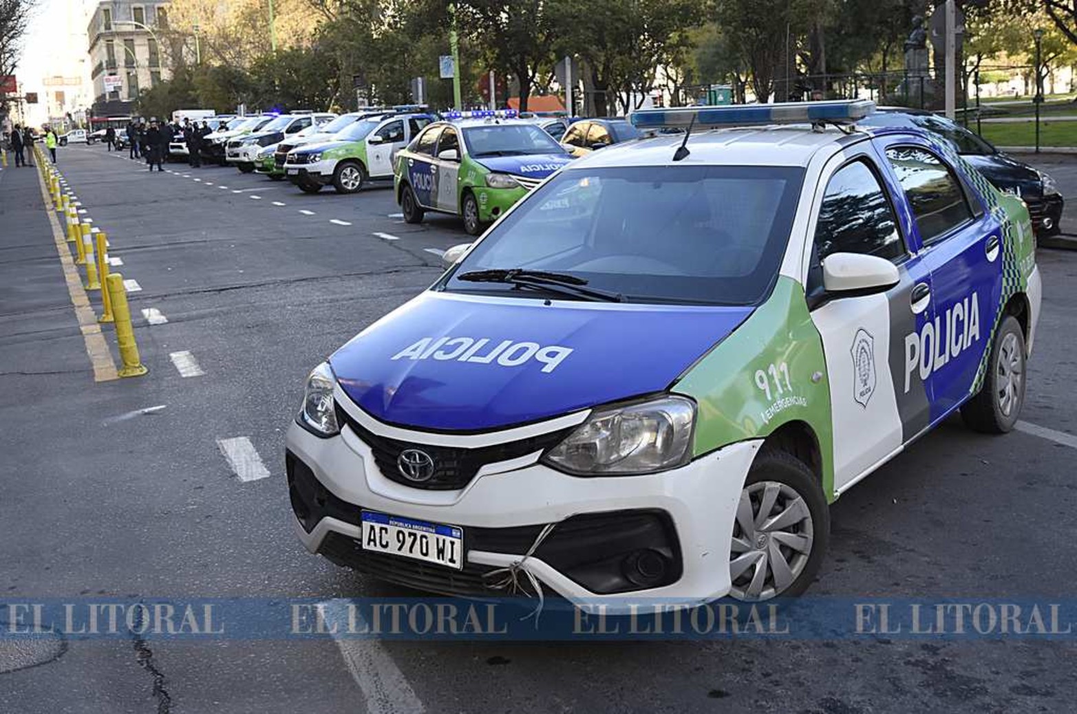 La policía de la provincia de Buenos Aires reclama aumento de sueldo. Al ser una institución sin representación gremial, usaron los propios móviles oficiales para llevar adelante la protesta.