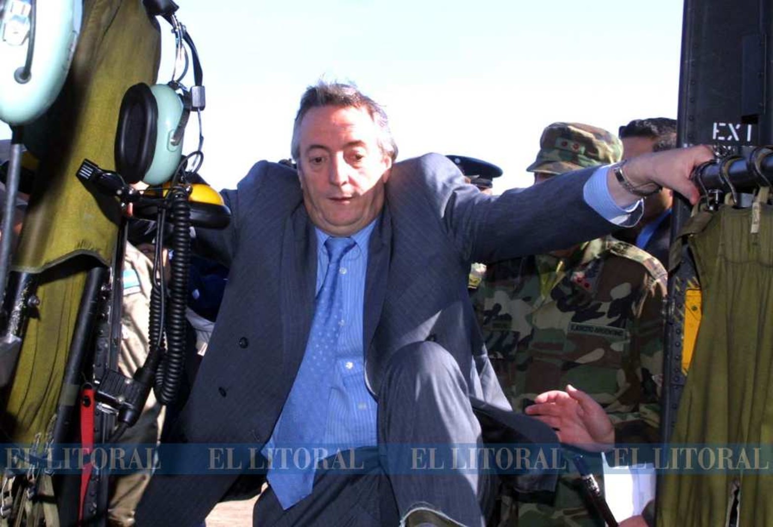 El 13 de junio de 2003 en el aeropuerto de Sauce Viejo, subiendo a un helicóptero.