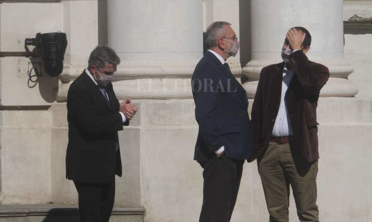 Los legisladores que recibieron al gobernador.