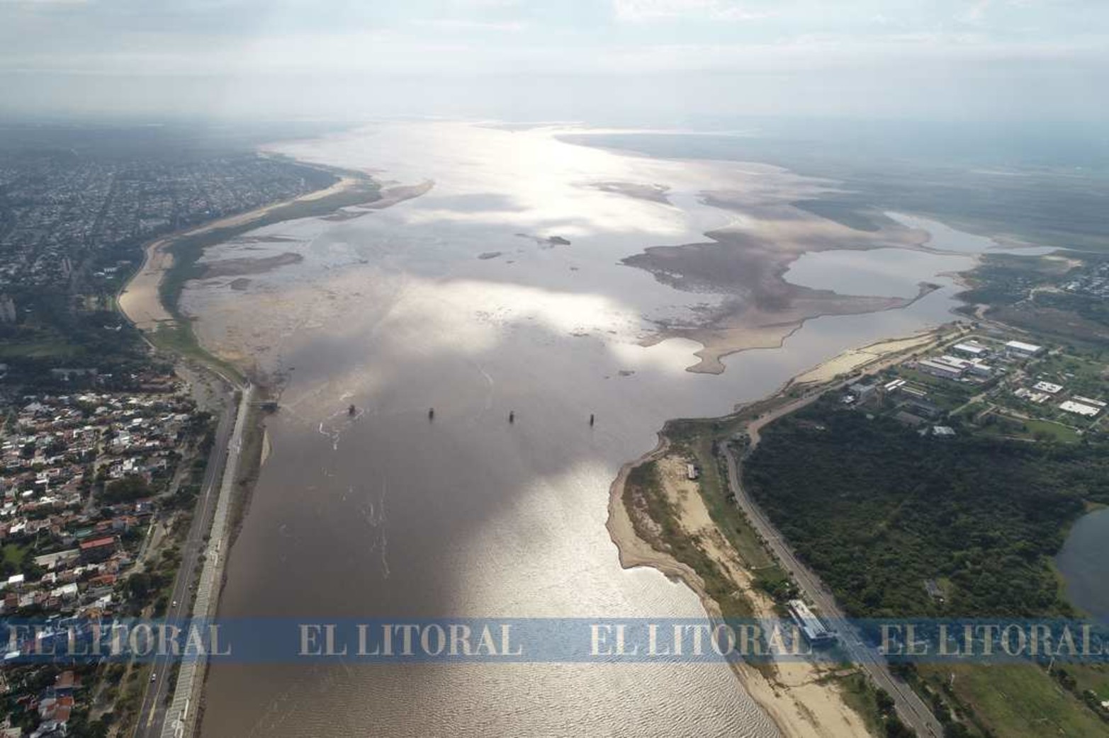 Así está la Setúbal. Con las sombras de las nubes y los contrastes de tierra que aparecen por la bajante.