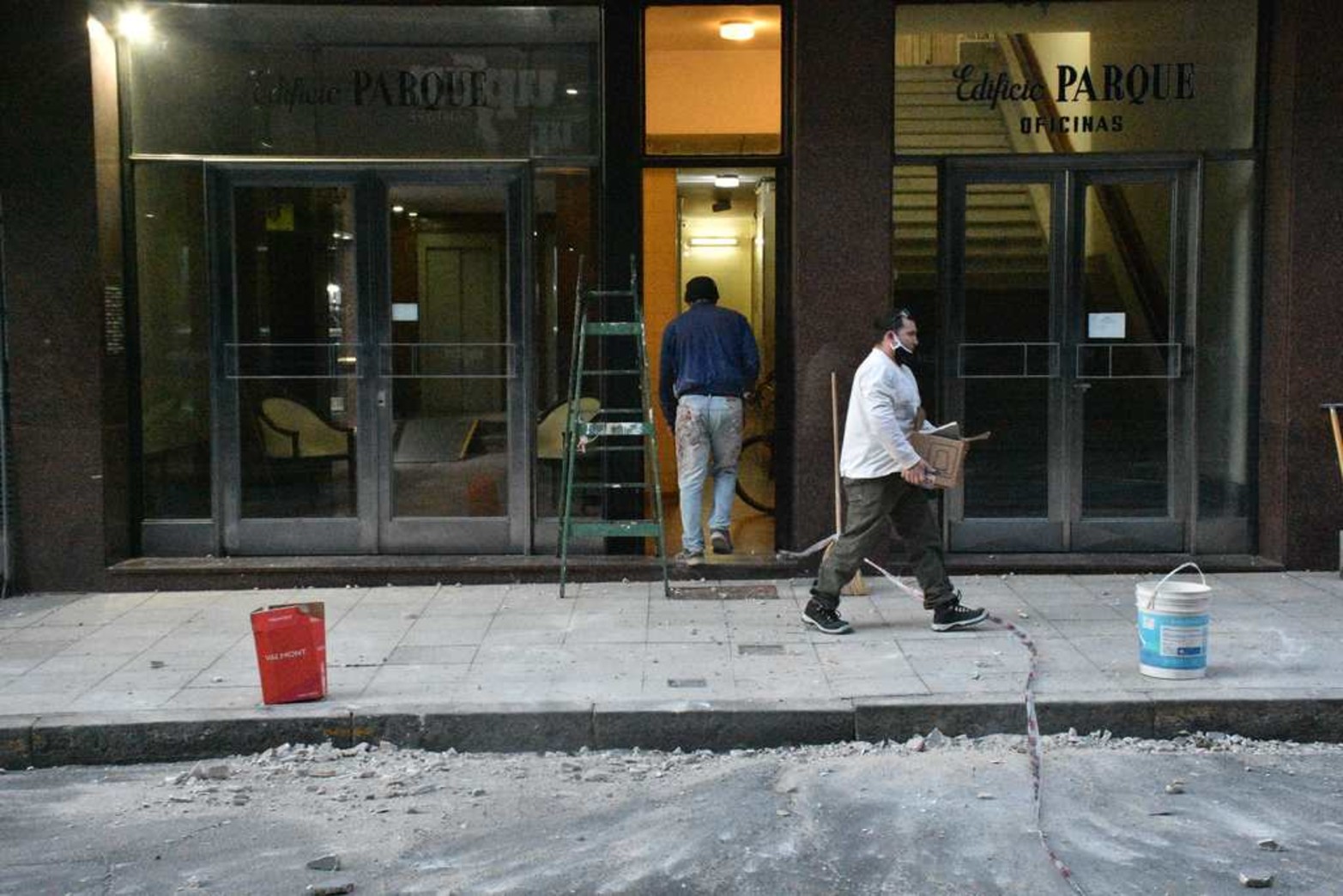 Tucumán y Rivadavia. Por calle Tucumán se ven los escombros que cayeron.