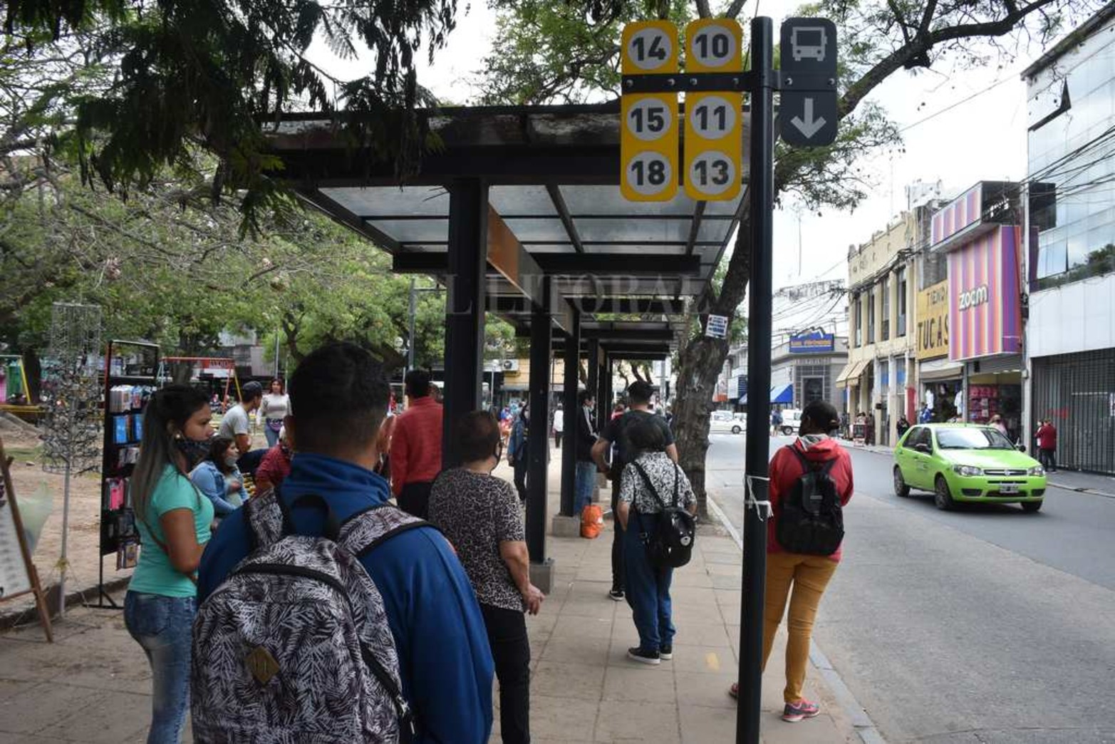 A la espera. La frecuencia de los colectivos es baja. "Si me voy caminando llegó antes que pase el colectivo" contó un madre.
