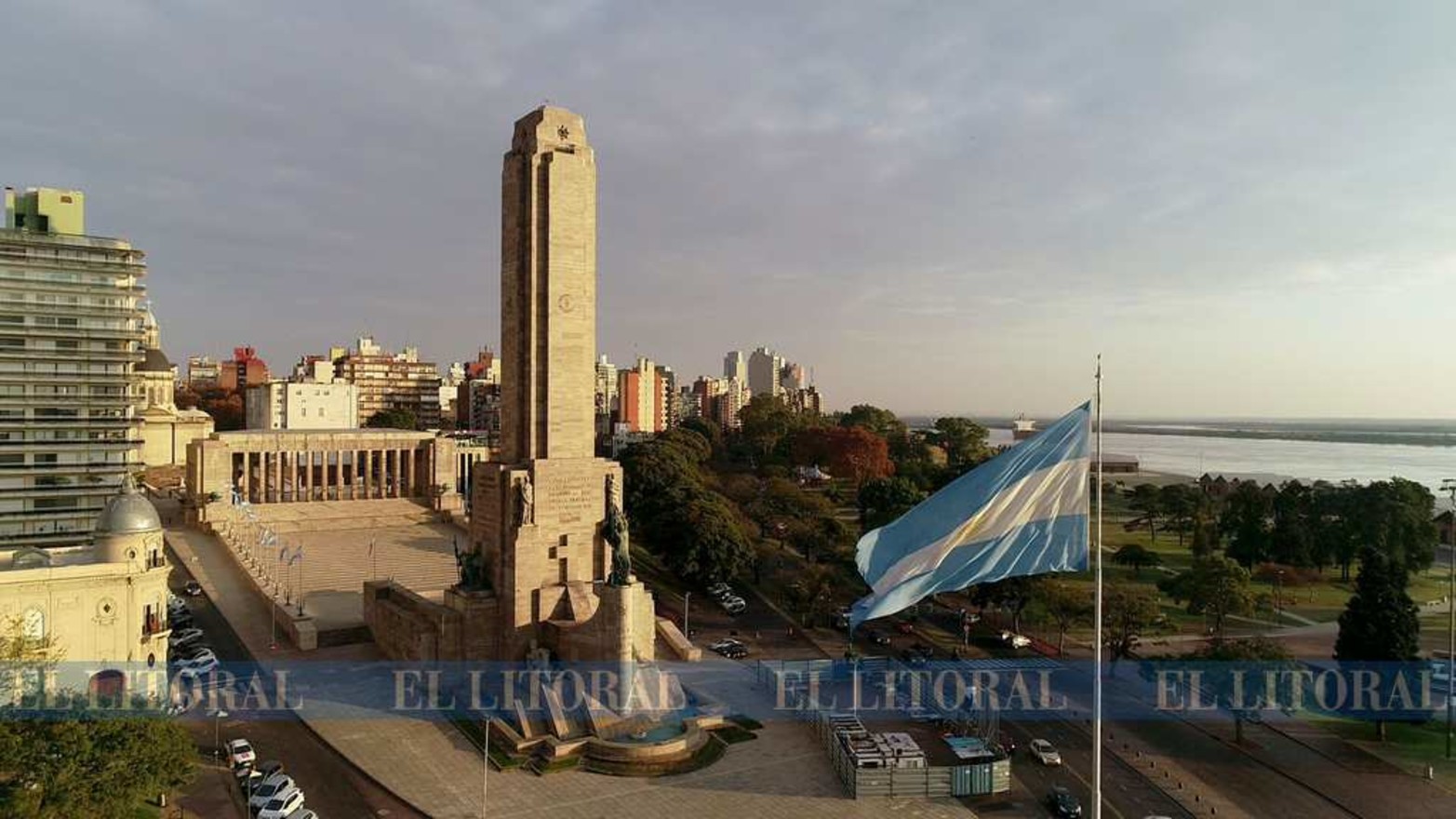Con la la luz de la mañana flamea la celeste y blanca en el Monumento a la Bandera en Rosario.
