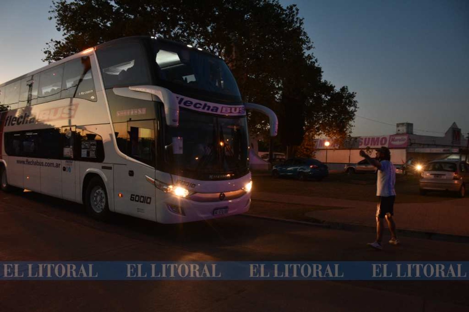 Algunos hinchas se acercaron hasta el ingreso para alentar cuando pasó el colectivo.