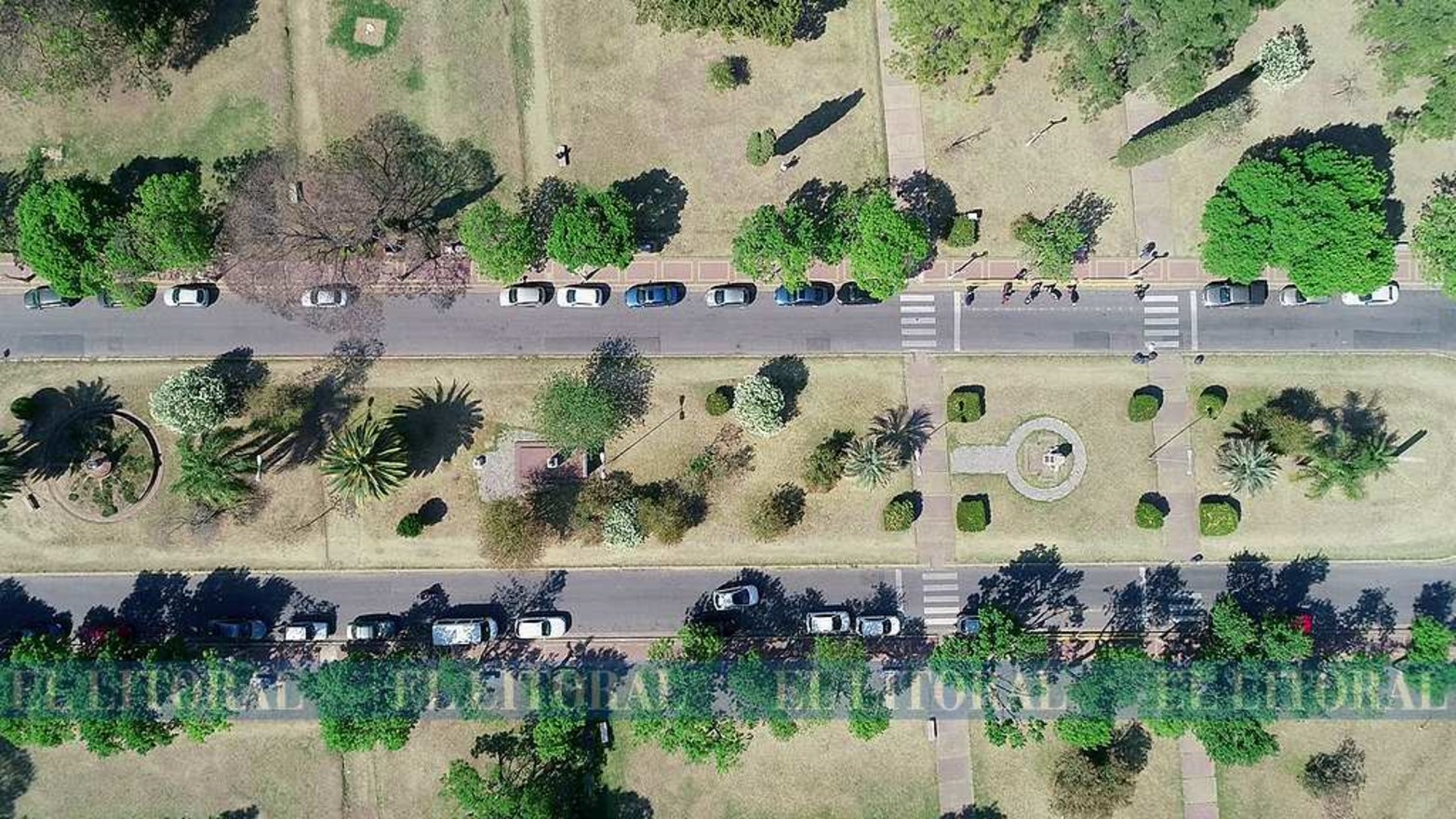 La simetría en el tradicional paseo de la ciudad.