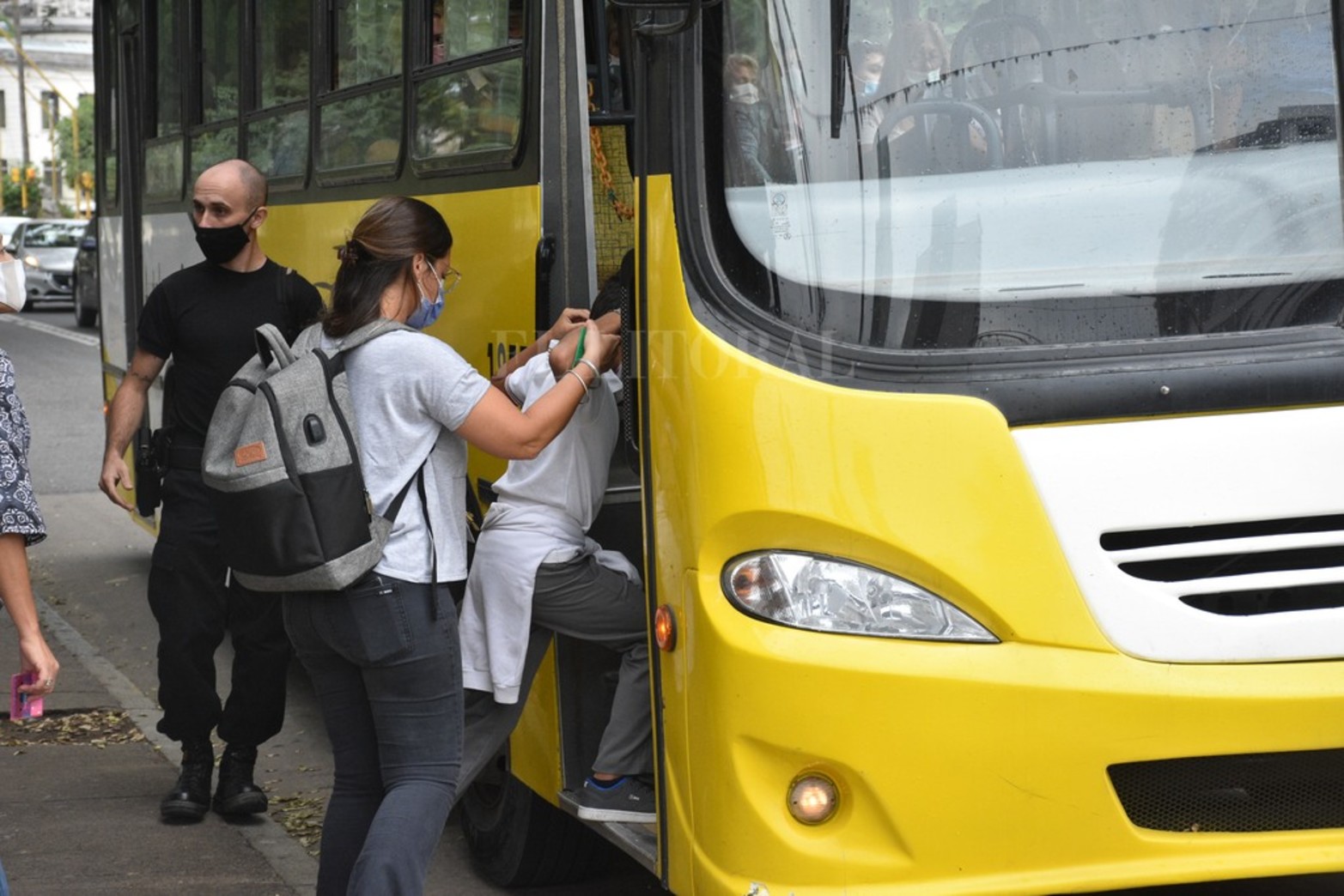 Los estudiantes secundarios optan por tomar el colectivo con la opción del boleto estudiantil gratuito.