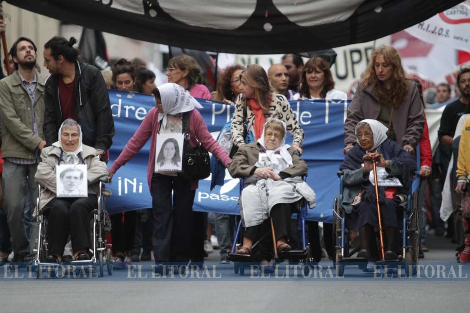 24 de marzo de 2015. En sillas de ruedas participando de la marcha desde la plaza del Soldado hasta casa de Gobierno: Celina Kofman, Eusebia Pastora Ramona Escobedo de Maldonado (falleció en 2016) y Otilia Acuña que el pasado 16 de marzo cumplió 100 años.