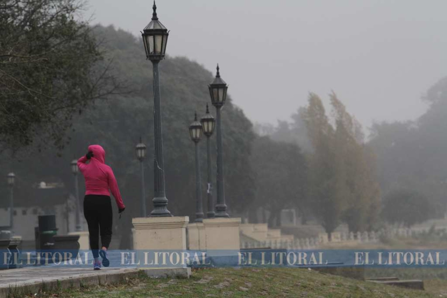 La costanera oeste. El paseo sobre el margen de la laguna Setúbal muestra en invierno estos tonos en los árboles.