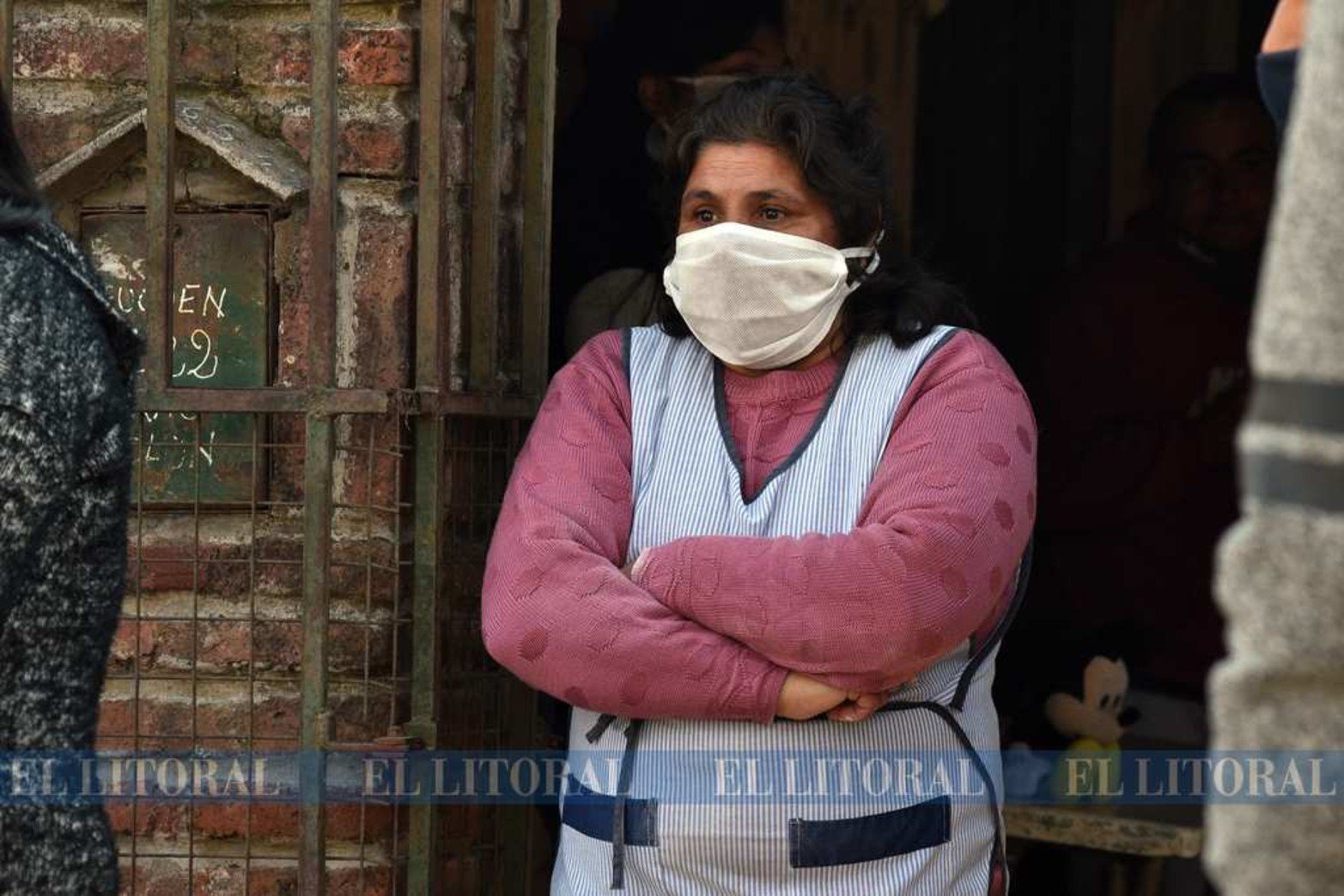 Una de las vecinas que solidariamente ayuda en la elaboración de las raciones.