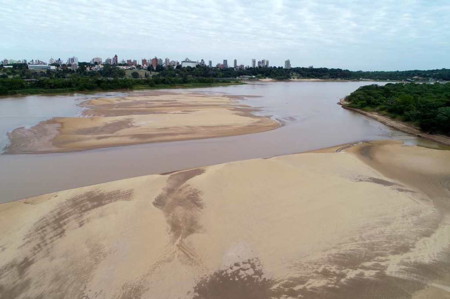 Se cruza caminando. Entre las Isla puente y Curipi.