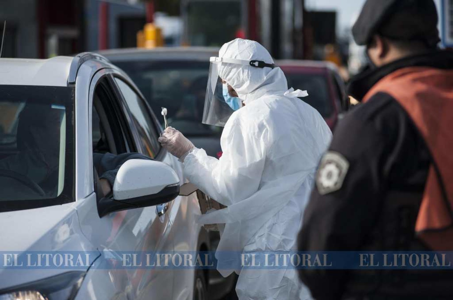 En el peaje de General Lagos, al sur de Rosario, a los controles que ya había se le sumó presentar el análisis negativo de coronavirus para quienes ingresan a Rosario.