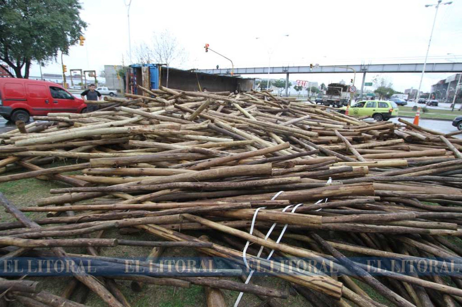 "Volaron" palos...En agosto de 2012, un acoplado con palos de eucaliptos terminó volcando y tumbando su cargo. Por milagros solo hubo daños materiales.