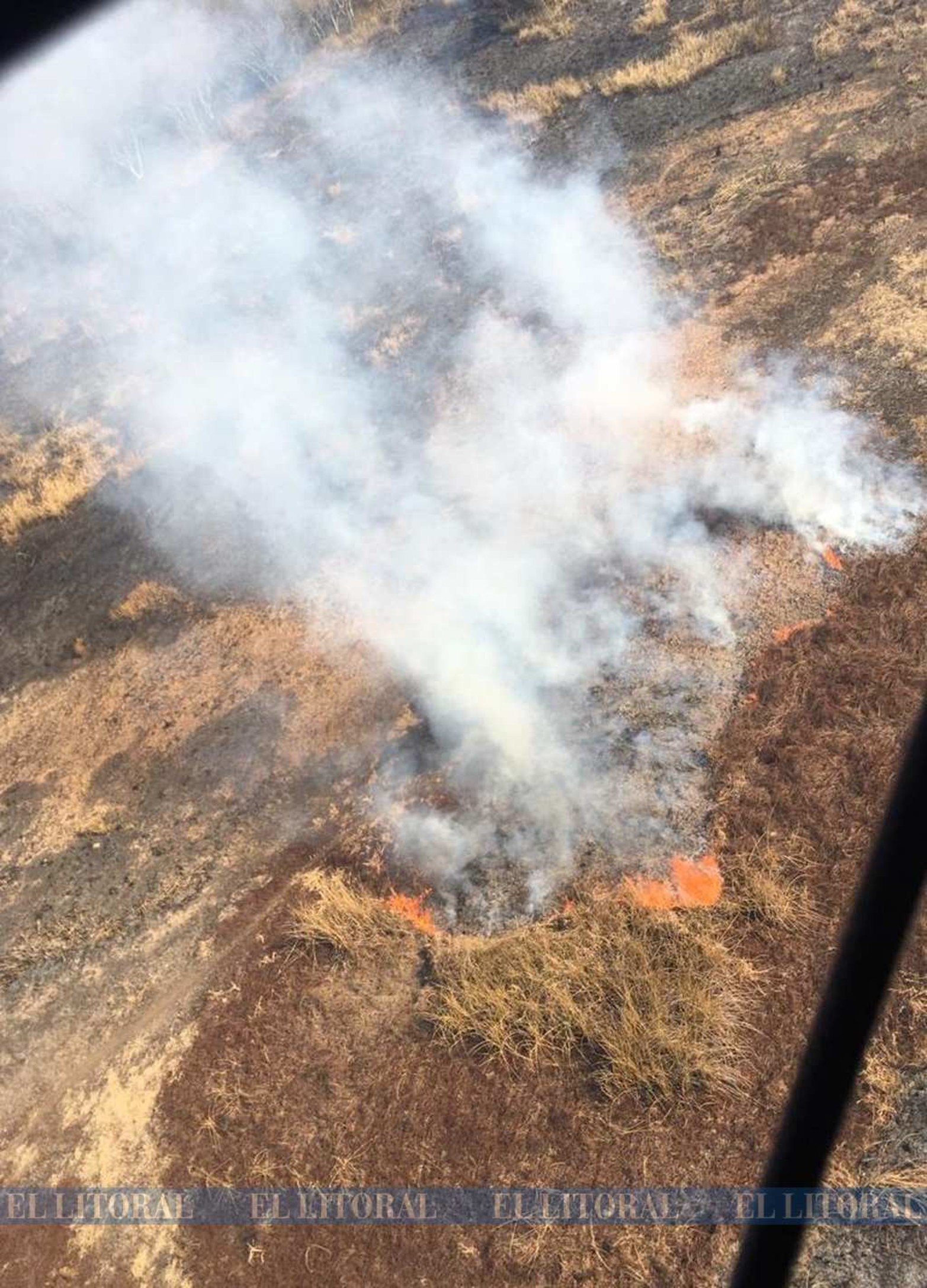 Tierra negra. Así queda el suelo luego del paso del fuego.