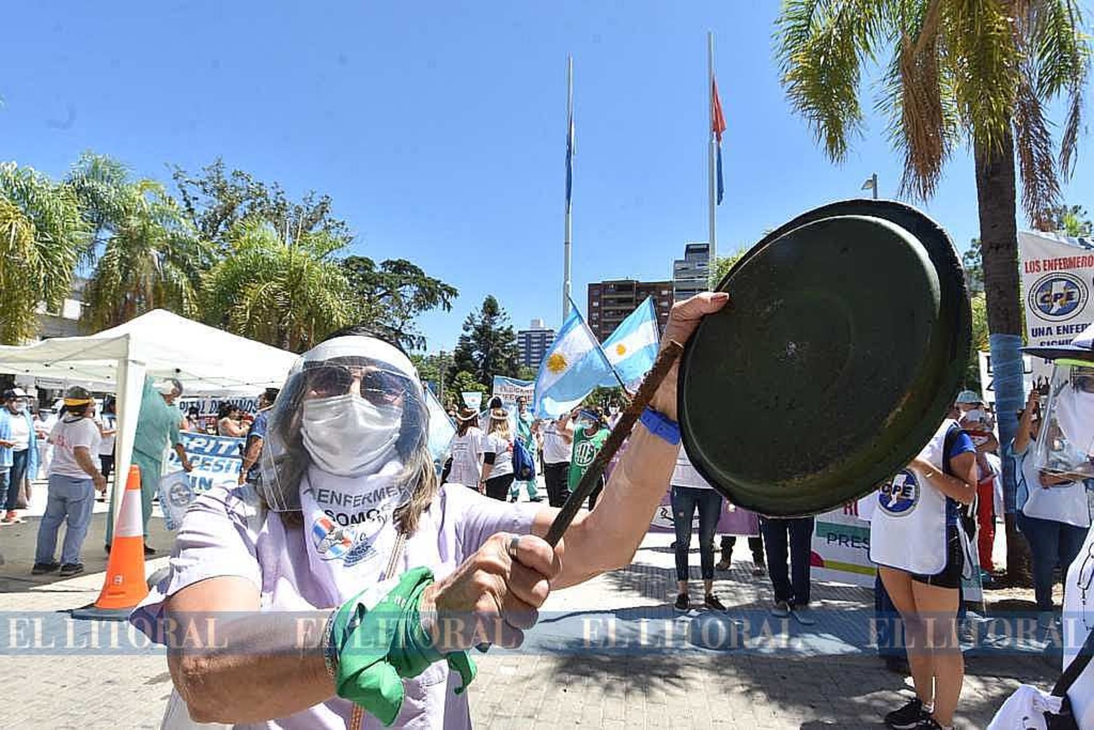 Enfermeros de toda la provincia, una vez más, reclamaron al Poder Ejecutivo que reglamente el Artículo 25 de la ley 12.501 que los reconoce como "personal de alto riesgo".