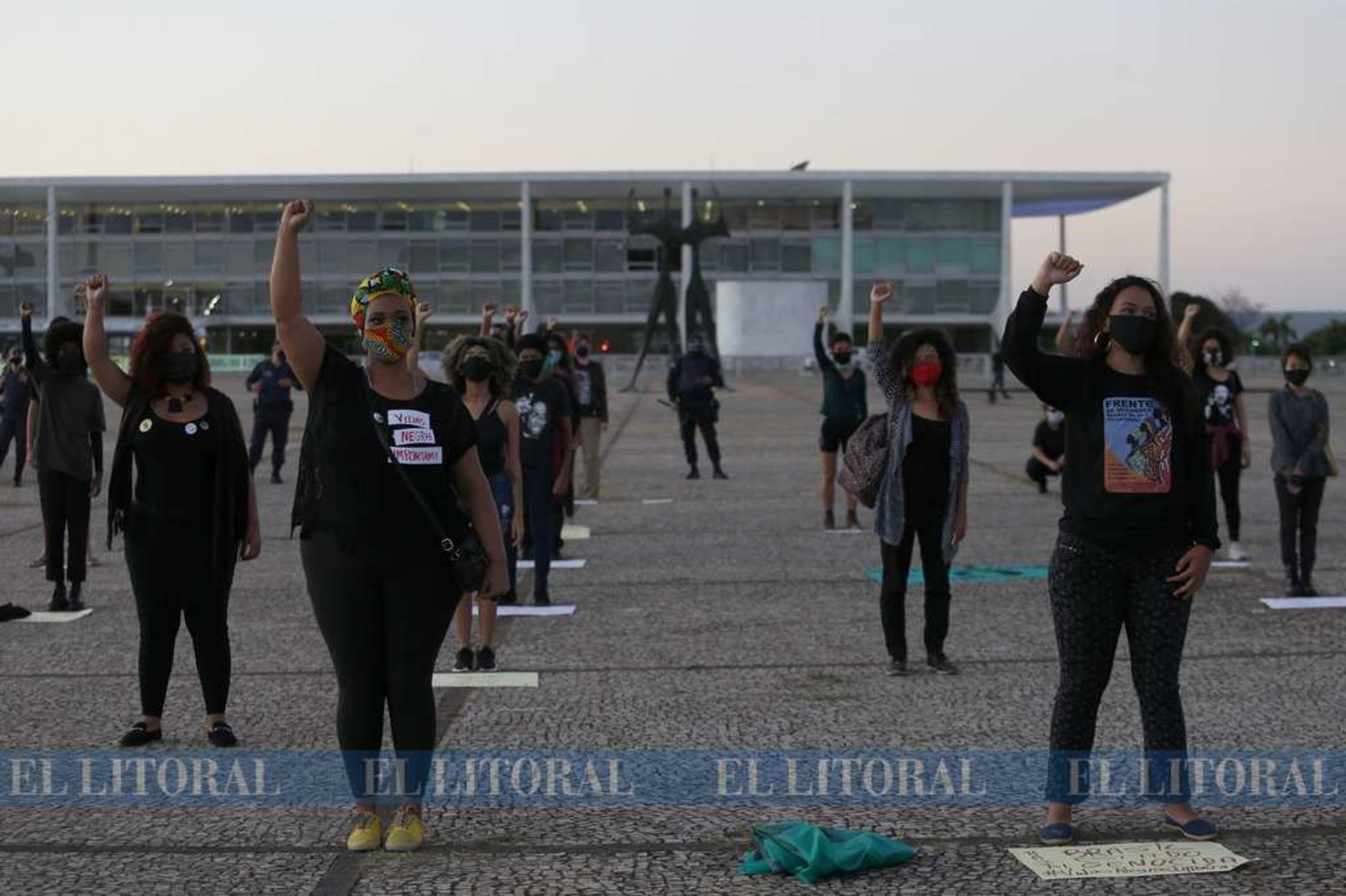 En Brasilia...Activistas del movimiento negro sostienen una pancarta durante una protesta contra de la violencia y los prejuicios raciales.