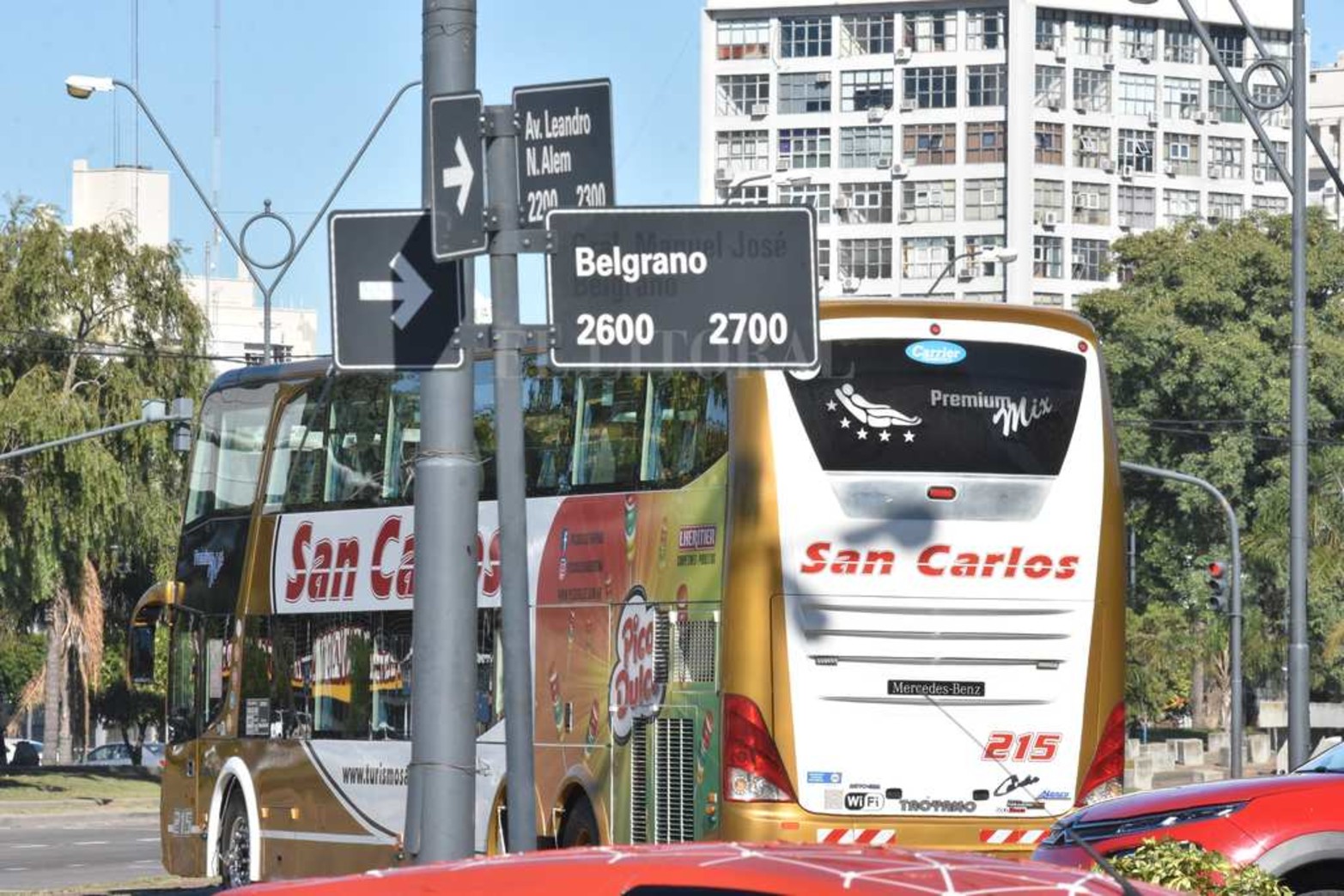 Segundo día de protesta y bloqueo a la terminal de ómnibus. Reclaman la mismas condiciones de trabajo que la líneas regulares de transporte de pasajeros.