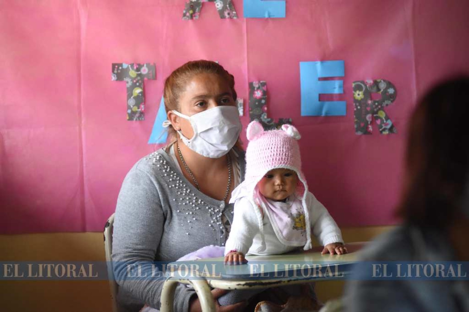 Una imagen vale mas que mil palabras. Nuestro reportero gráfico logró este instante en la cobertura periodística en el programa municipal de capacitación Santa Fe Capital Activa que tiene como objetivo de tender puentes solidarios entre la población más vulnerable y personas dispuestas a ayudar. La foto fue tomada en la escuela San Luis Gonzaga de barrio San Agustín.