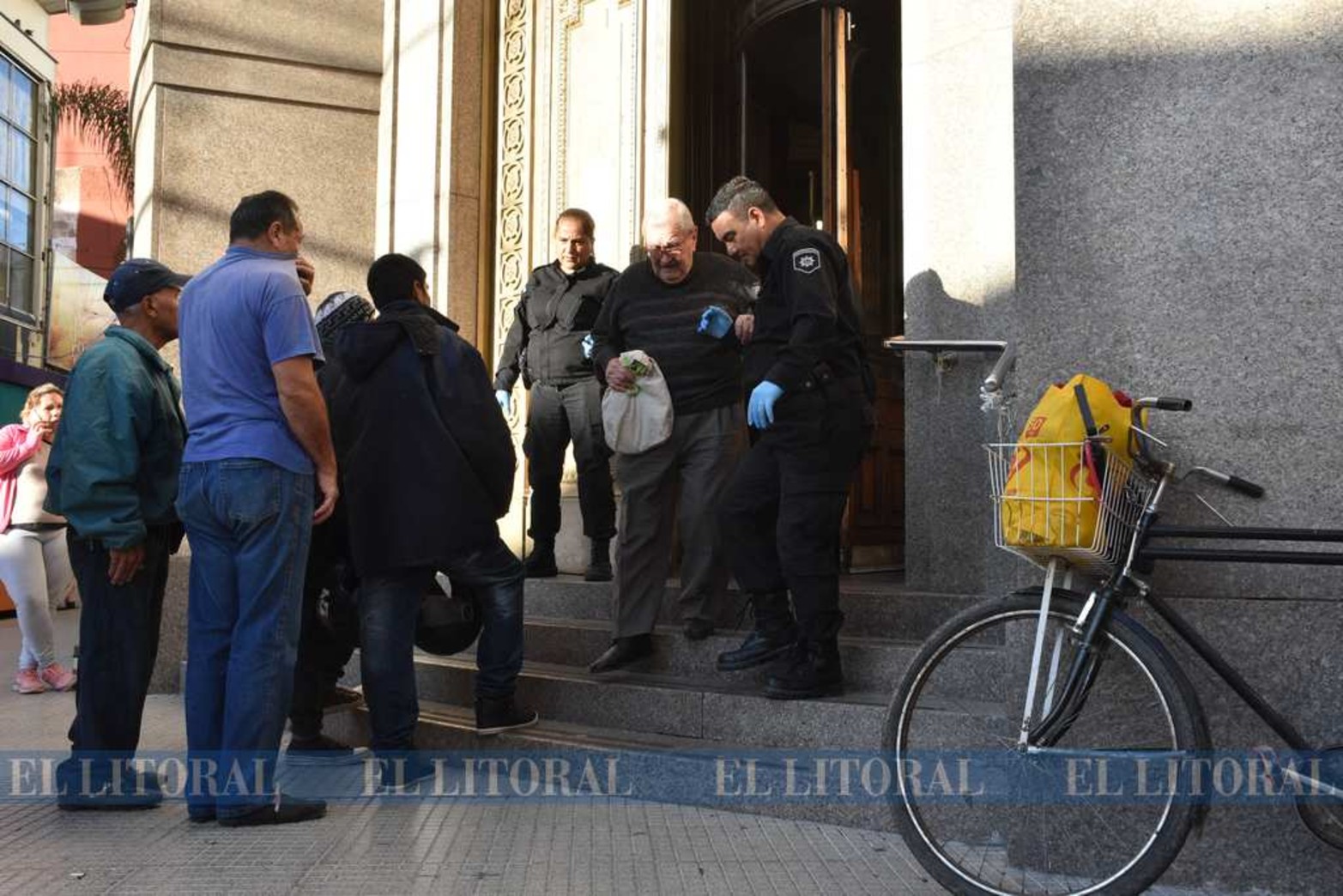 Cola en bancos para cobrar Asignaciones, Fondo de desempleo, jubilaciones y pensiones.