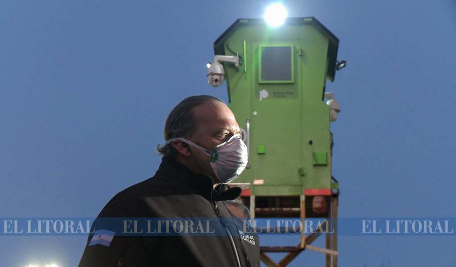 De la playa al barrio... Las garitas de vigilancia que se usan en la temporada en la costa atlántica argentina, hoy son utilizada para evitar que las personas se "escapen" del barrio. El ministro de Seguridad bonaerense, Sergio Berni intervino y calmó a los vecinos.