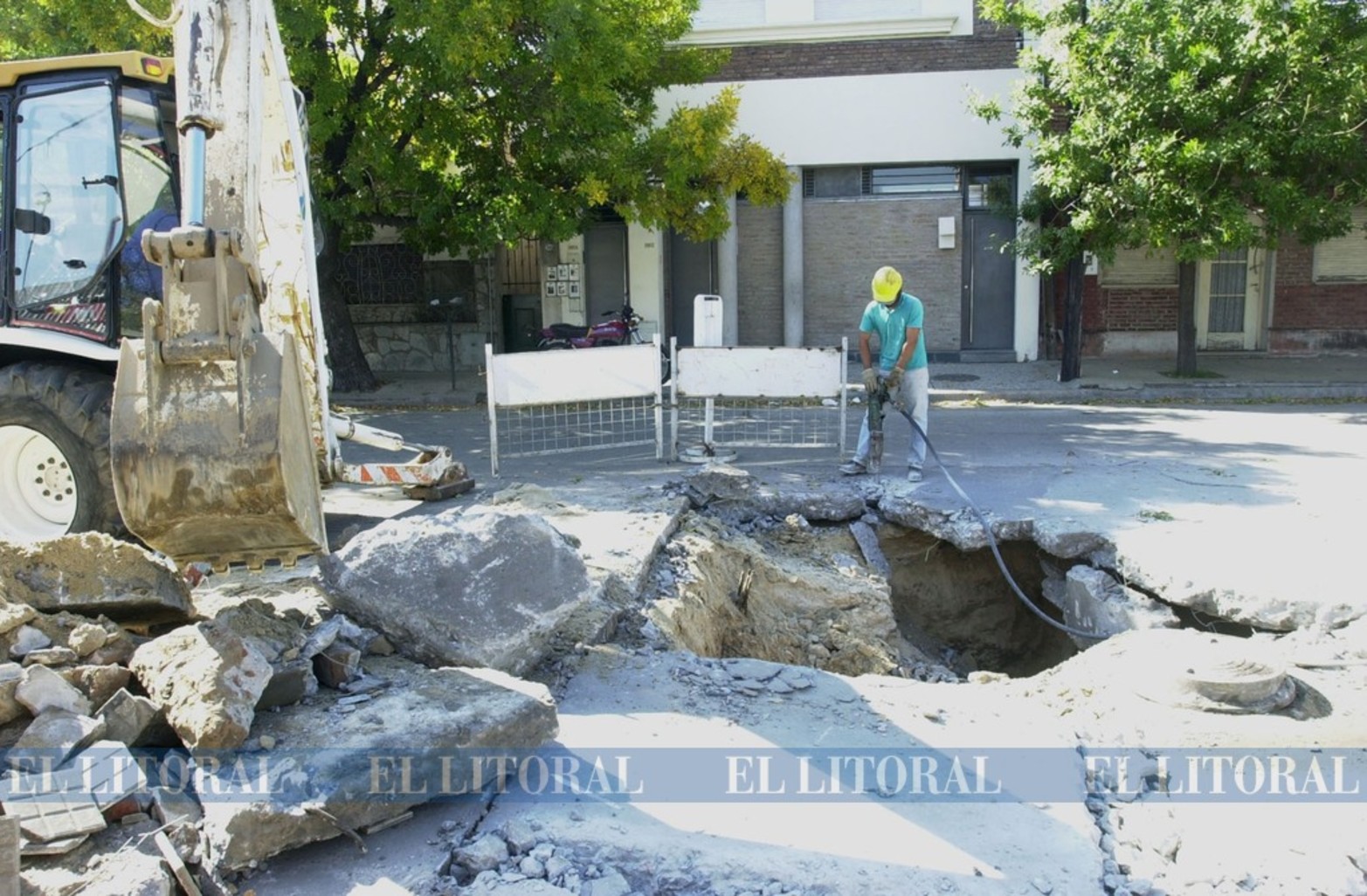 Los hundimientos en esta zona son frecuentes. Desde la década del 70, el socavón de Urquiza y Cándido Pujato viene 'derrumbando' cada intento de reparación y generando insistentes e históricos reclamos de los vecinos.