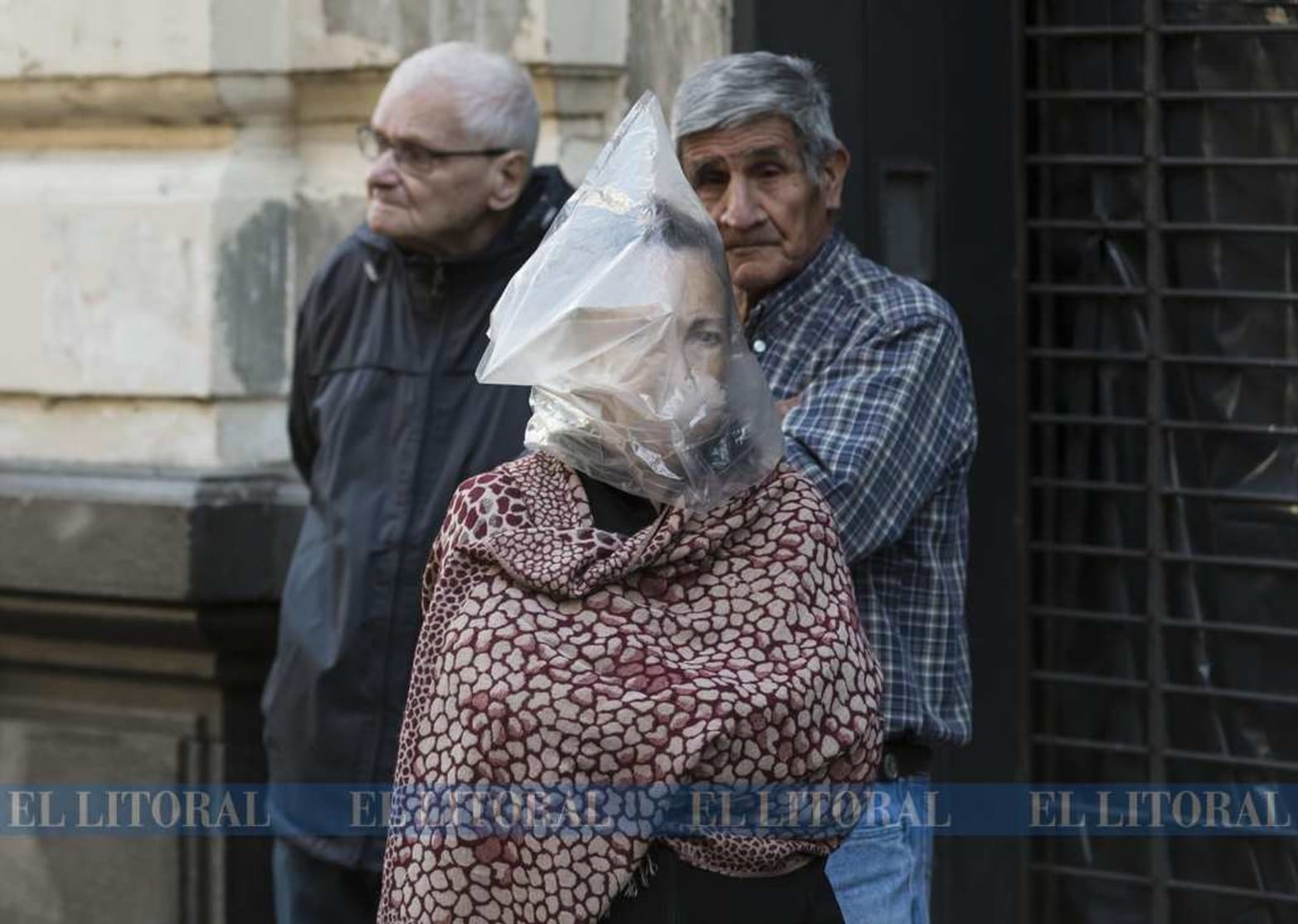 A cubrirse como sea...Los que salieron a cobrar por caja se sorprendieron por tantas personas juntas y tomaron recaudos con lo que encontraron a mano.