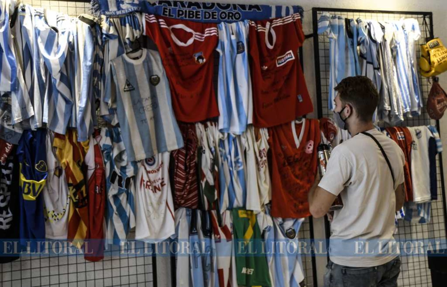 El santuario de Diego Maradona en Buenos Aires, en el barrio de La Paternal, se transforma en un punto de encuentro para calmar el dolor y donde día a día la gente deja su tributo al ídolo.