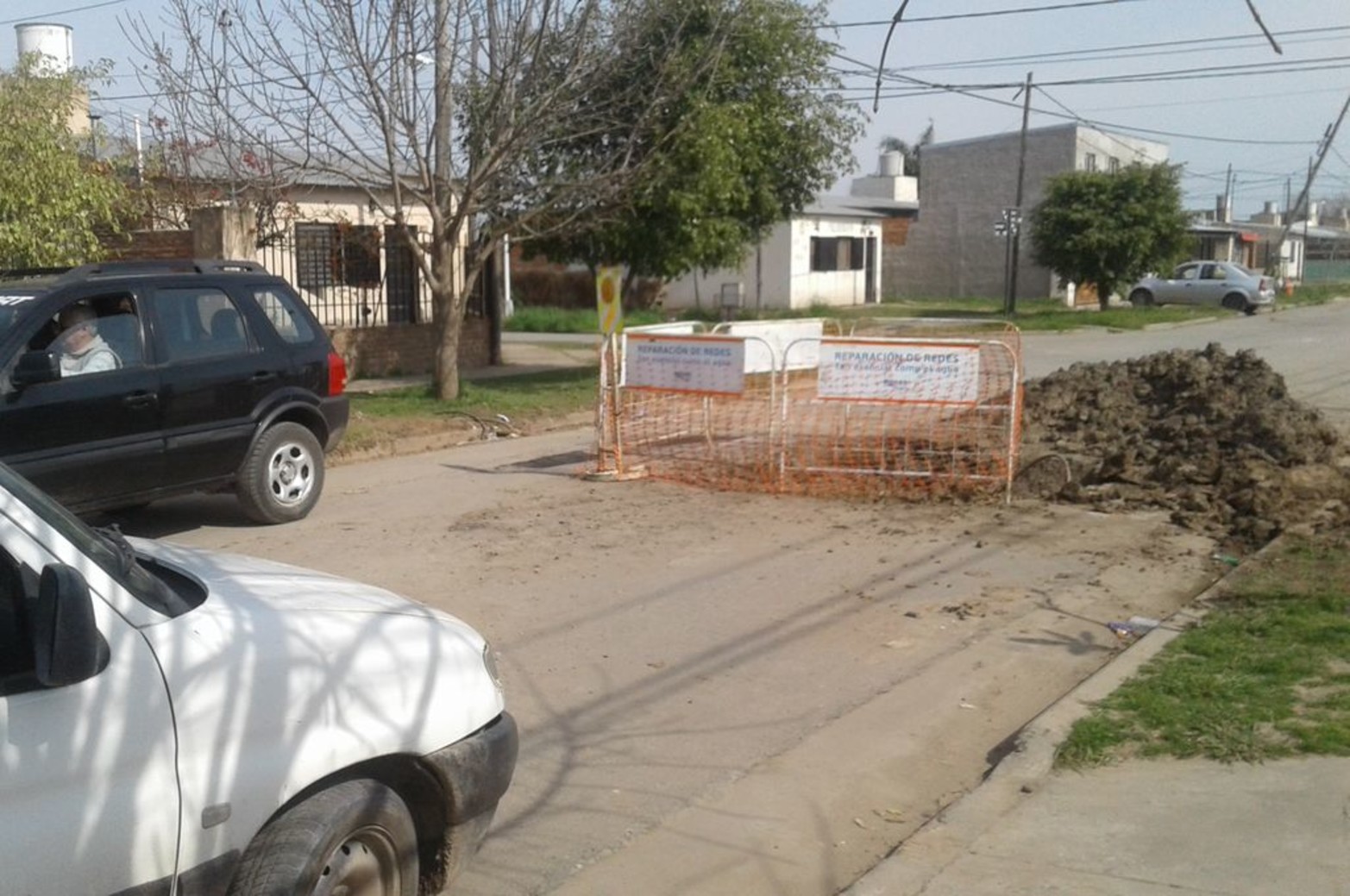 El socavón y los escombros de la primera intervención.