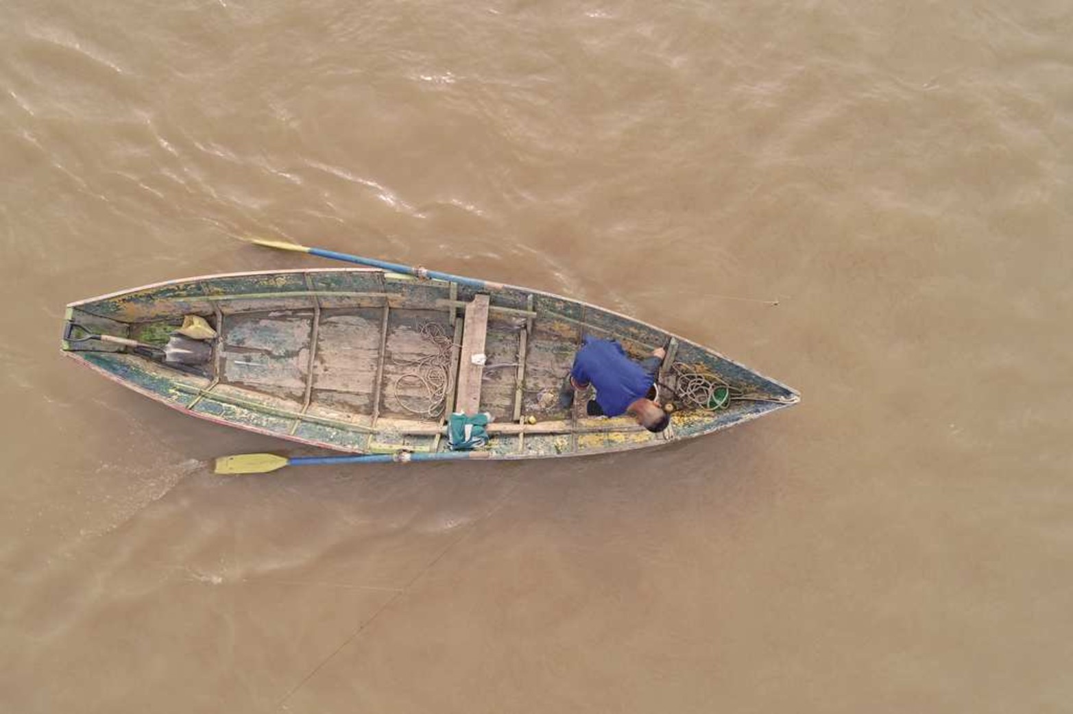 Juancito ya pesca solo. Con solo 13 años este niño ya aprendió el oficio y es mirado siempre desde la costa.