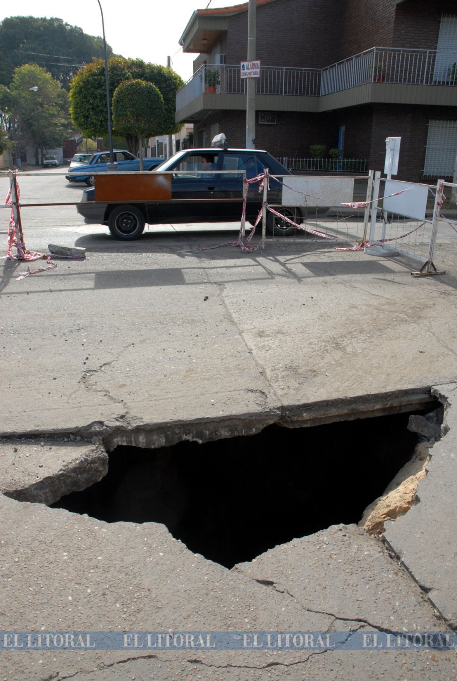 Los hundimientos en esta zona son frecuentes. Desde la década del 70, el socavón de Urquiza y Cándido Pujato viene 'derrumbando' cada intento de reparación y generando insistentes e históricos reclamos de los vecinos.