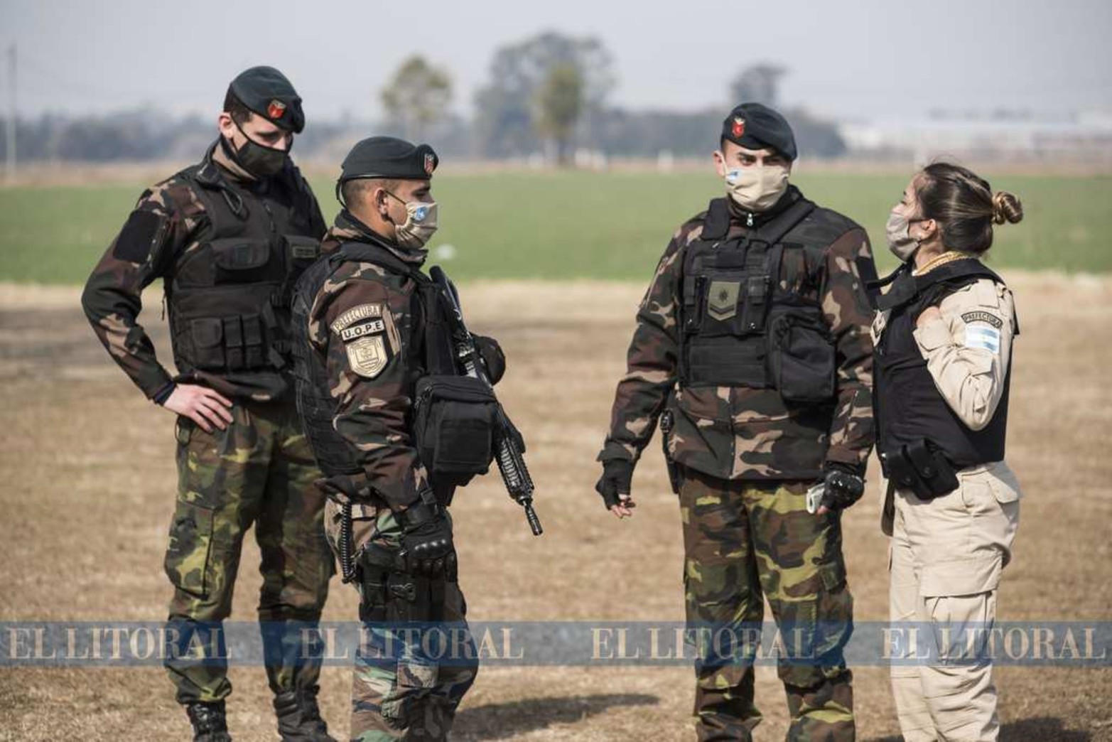 Las mujeres también son partes en los operativos. Las distintas fuerzas de seguridad nacional trabajan en forma conjunta para atacar los incendios.
