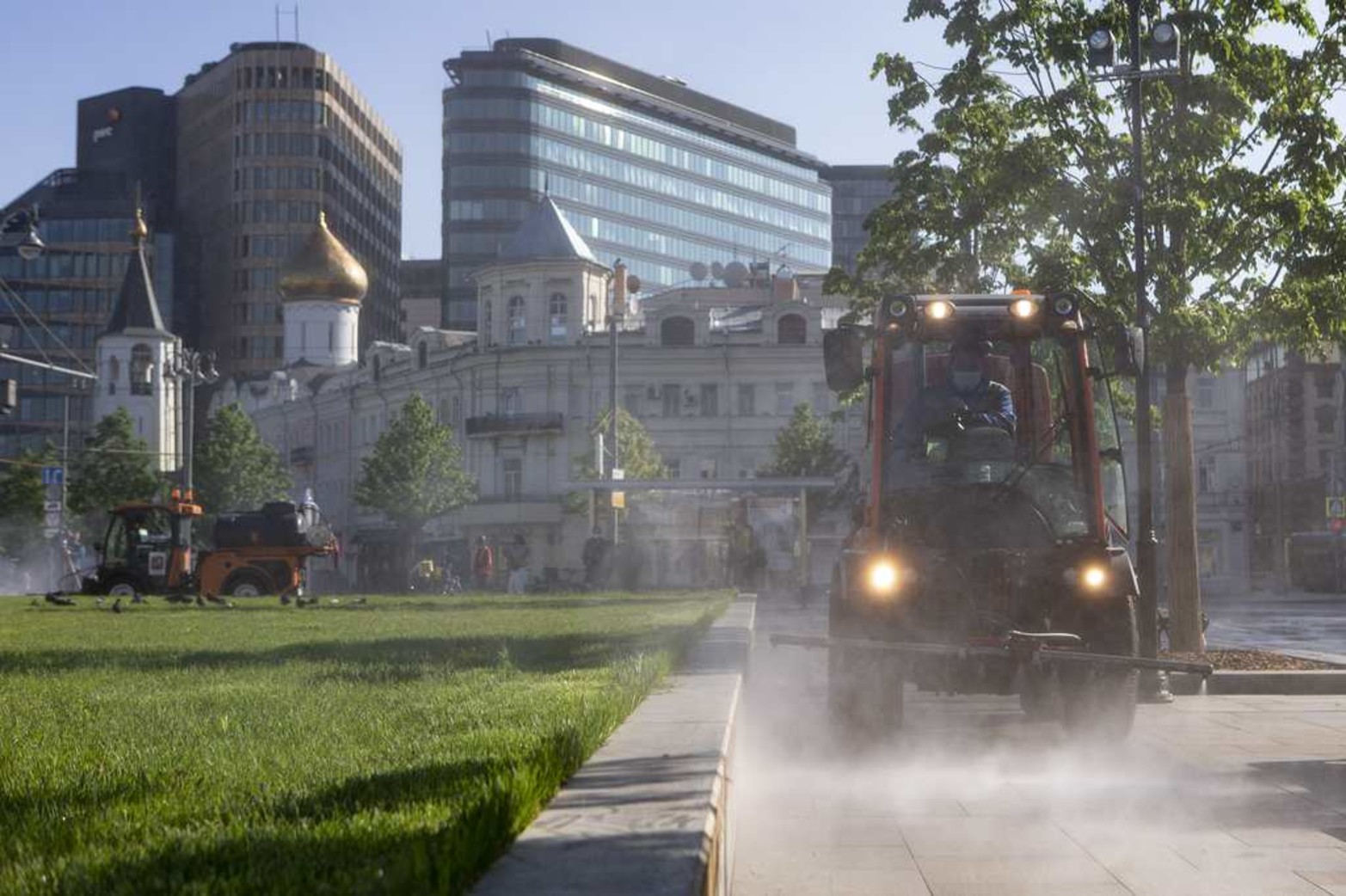 Desinfección al por mayor...En Moscú, Rusia estás imágenes 
recorren el mundo. Rusia confirmó 8.855 nuevos casos de COVID-19 en 24 horas, elevando a 458.689.