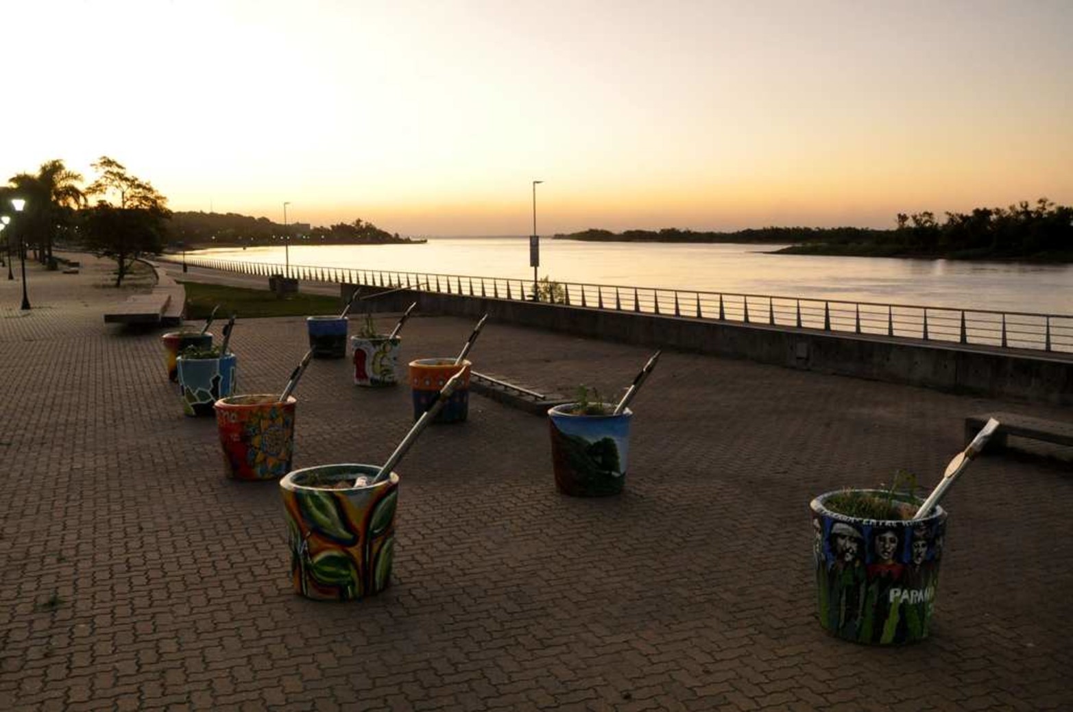 El mate con distanciamiento...La obras que fueron pintada para la Fiesta del mate (fue a principio de marzo) lucen sobre le borde costero.