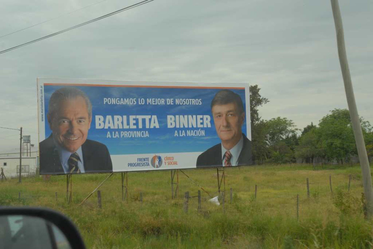 Año 2011. Cartel en la ruta 19 junto a Mario Barletta.