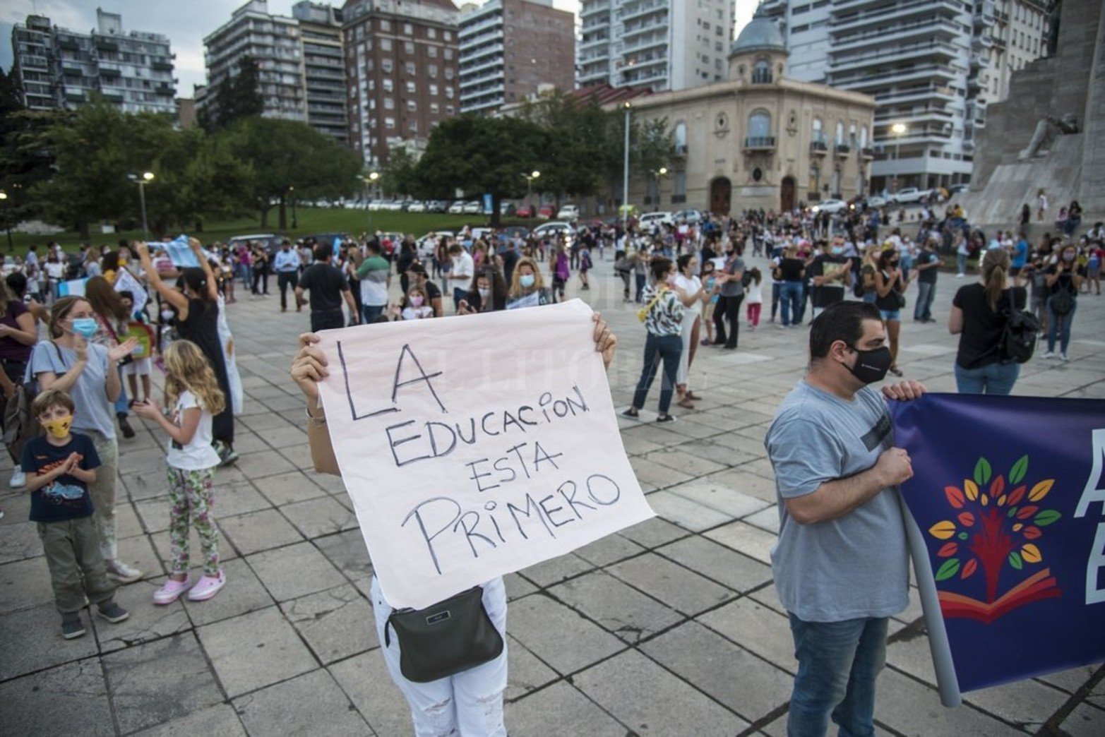 Un grupo de padres y maestros reclamó contra la suspensión de las clases presenciales en las adyacencias del Monumento a la Bandera en Rosario.