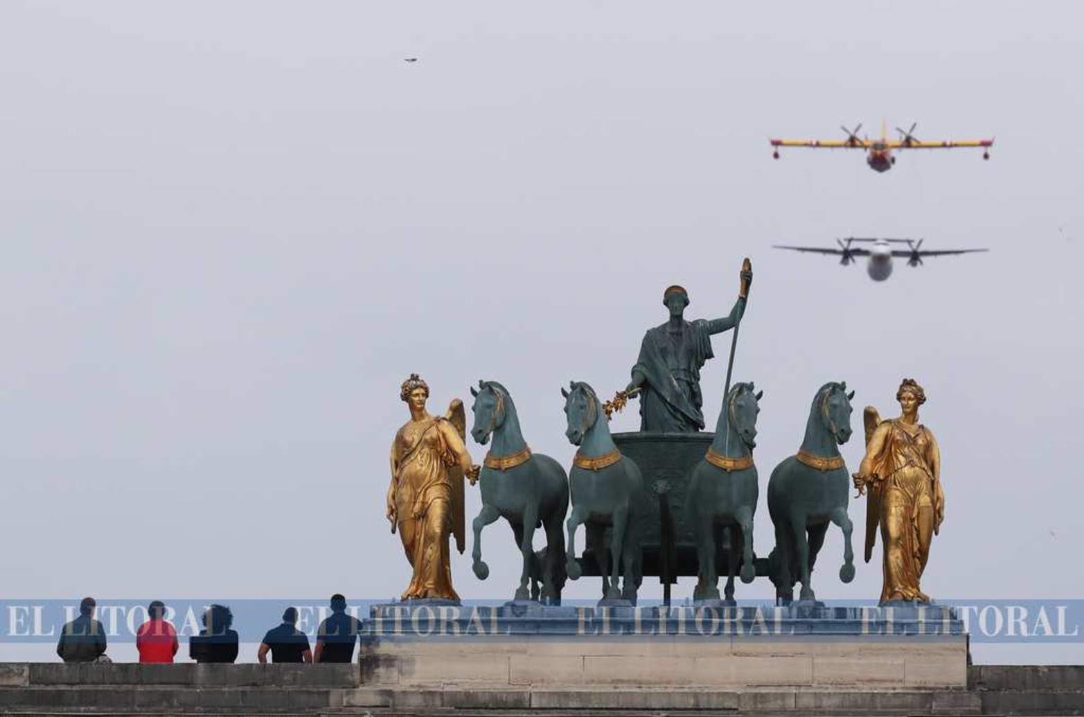 El día nacional de Francia, celebrado ayer 14 de julio,fue instituido por ley en 1880 para conmemorar la toma de la Bastilla del 14 de julio de 1789, símbolo del fin de la monarquía absoluta, y la Fiesta de la Federación del mismo día de 1790, símbolo de la unión de la nación francesa.