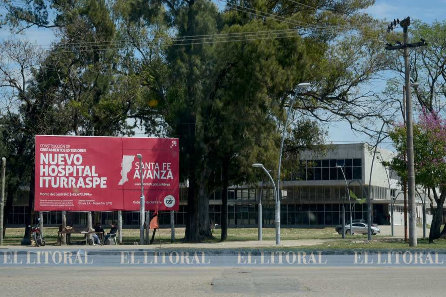 Lunes 17 de noviembre de 2015, cartel de obra donde se anuncia el cerramiento exterior.