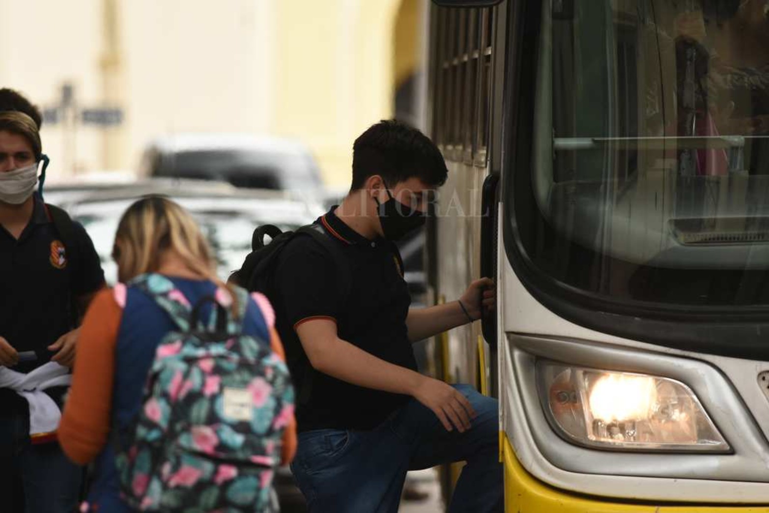 Los estudiantes secundarios optan por tomar el colectivo con la opción del boleto estudiantil gratuito.