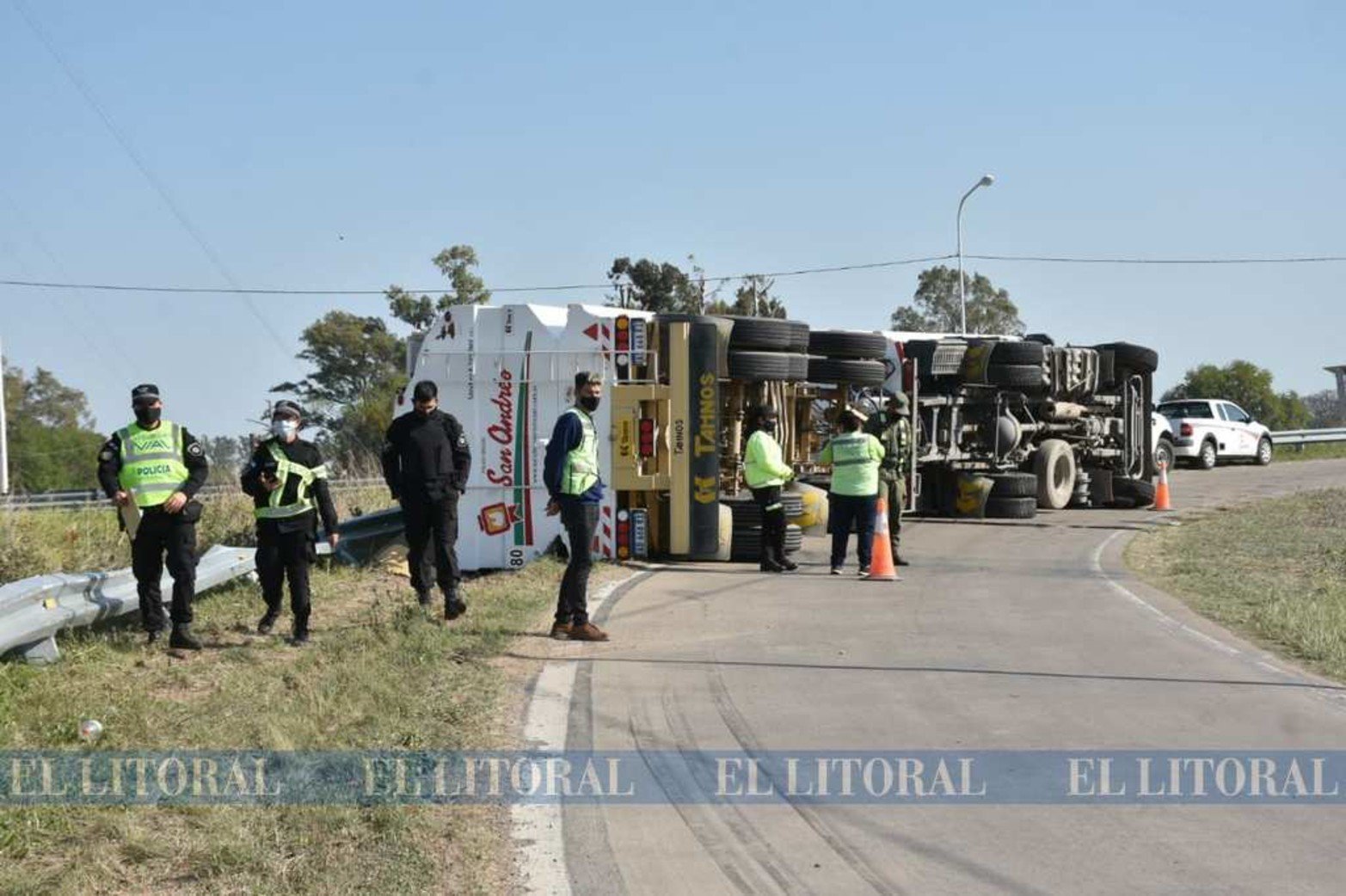 El chofer salió ileso. El camión y acoplado que se utiliza para transportar alimentos balanceados para la avicultura, volcó en uno de los rulos que une la circunvalación Oeste y la ruta 70.