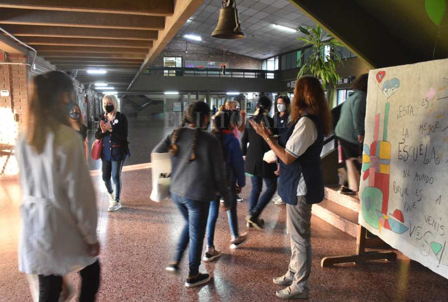 Aplausos. Personal del establecimiento recibiendo a los alumnos. Y en la pizarra una frase de bienvenida.