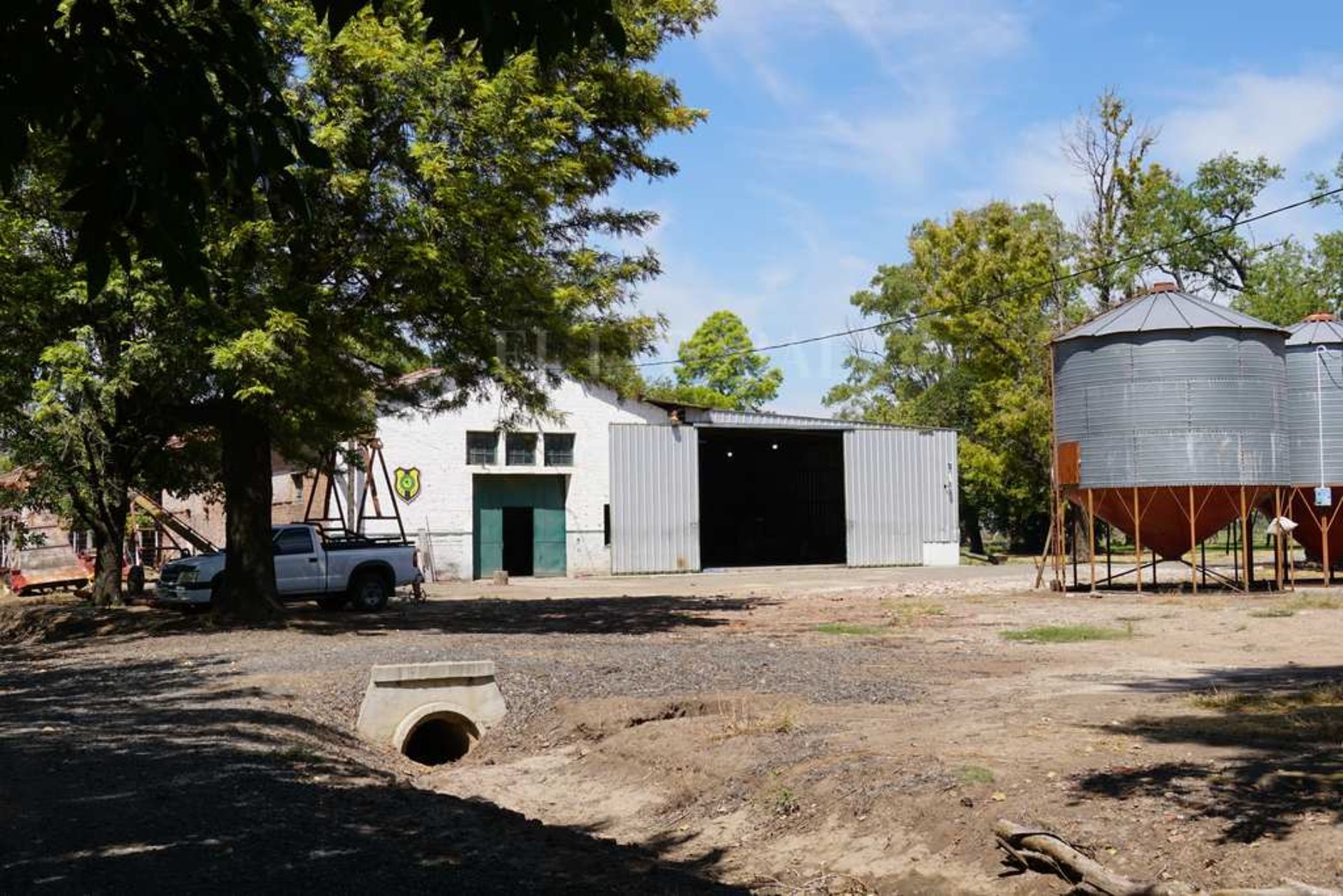 La Escuela Agrotécnica Nº 299 Carlos Sylvestre Begnis, lleva 55 años formando alumnos con especialidades en la producción rural. Hay 14 unidades didáctico-productivas. El predio es de 500 hectáreas.