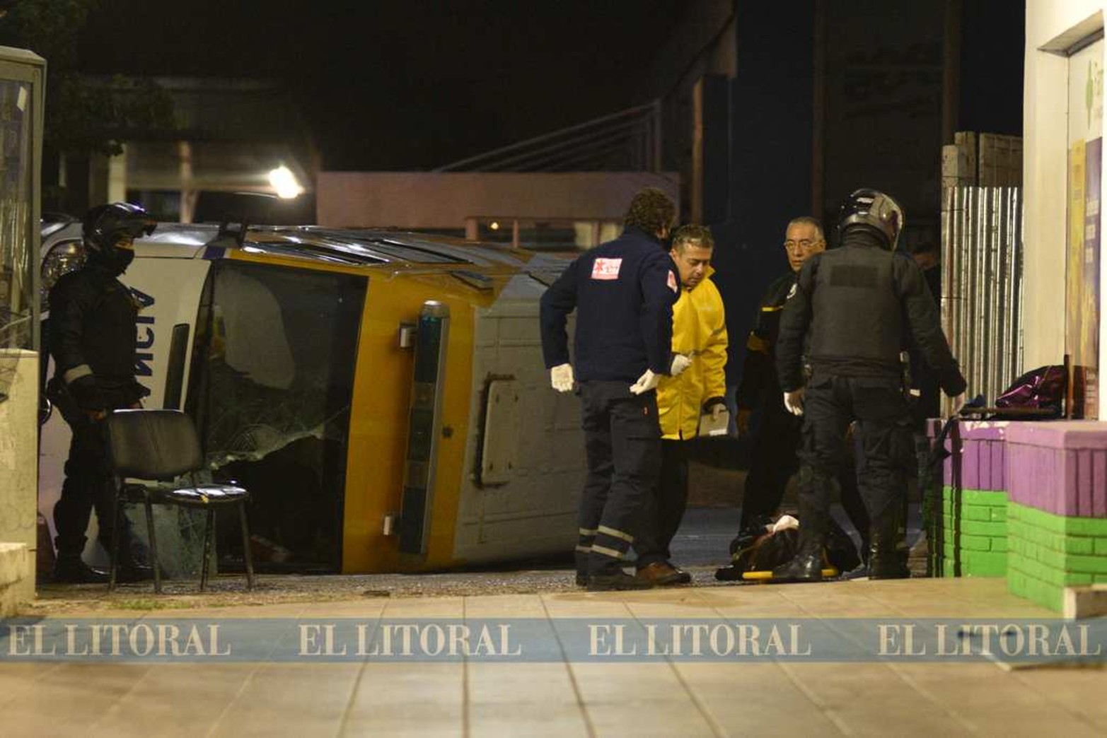 La ambulancia del Cobem corrió con un lateral unos 15 metros. Los cuatro ocupantes del servicio médico están solo con golpes. La conductora del auto no sufrió ningún daño.