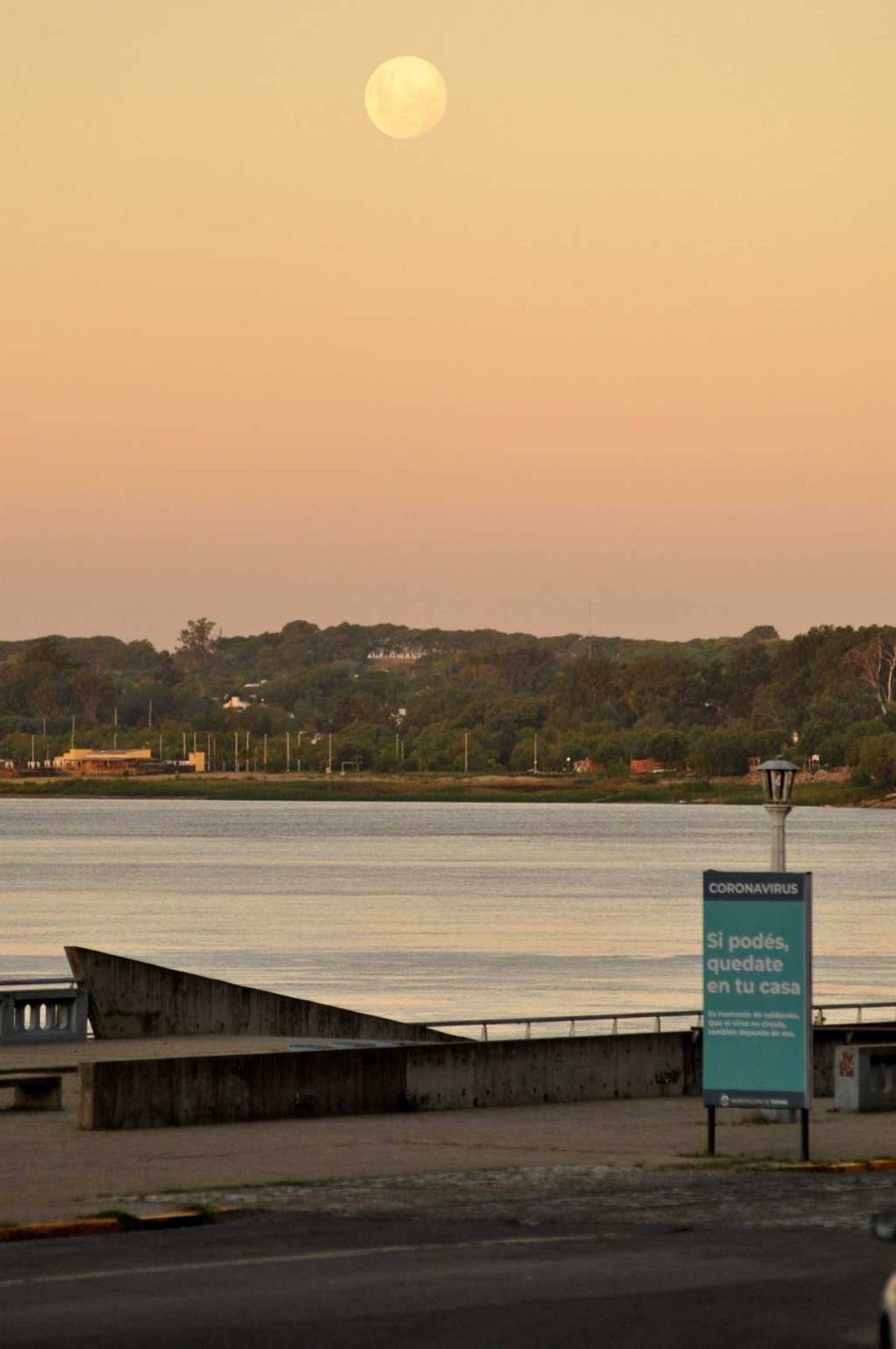 La costanera otra vez vacía y con luna. Uno de los atractivos para salir a caminar es el paseo a pocos metros el río.