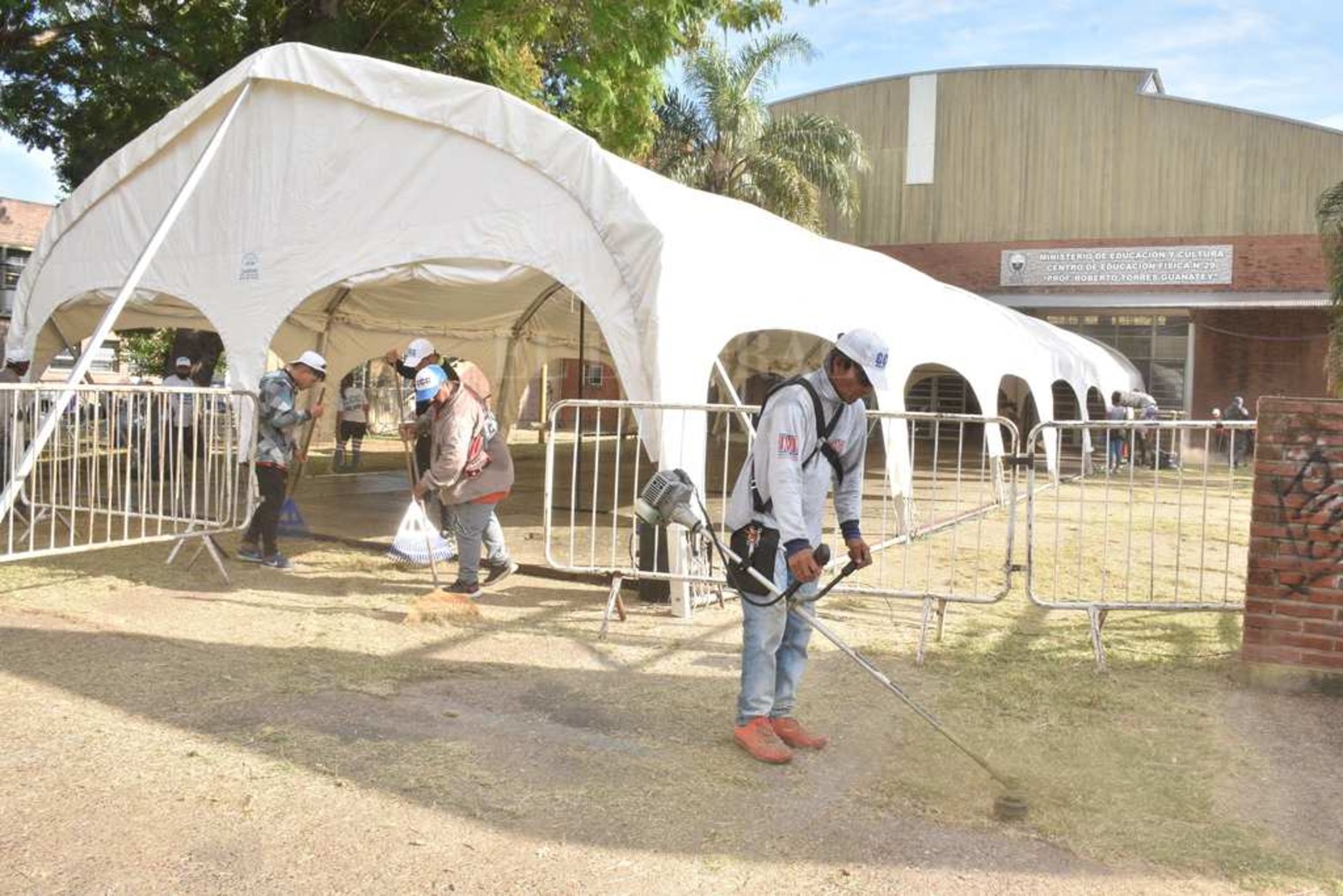 El lugar que suele utilizar el Ministerio de Educación para otorgar las titularizaciones docentes, se montó para la vacunación a los docentes. Es el Centro de Educación Física, ubicado en avenida Galicia y Las Heras.