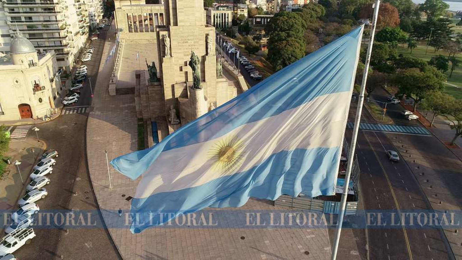 Con la la luz de la mañana flamea la celeste y blanca en el Monumento a la Bandera en Rosario.